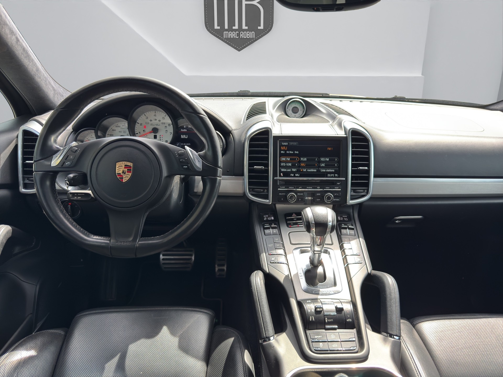 PORSCHE CAYENNE TURBO-image-12