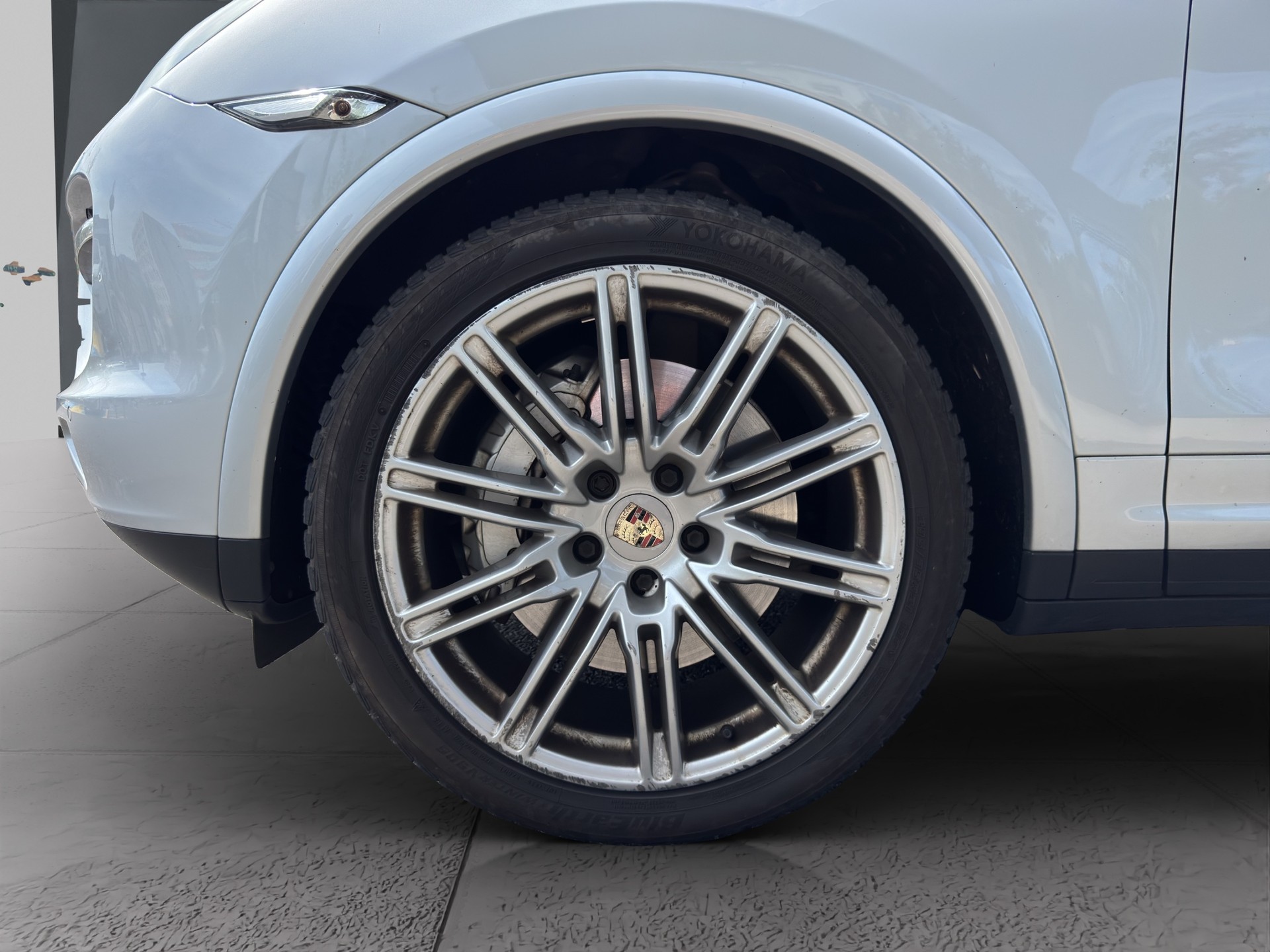 PORSCHE CAYENNE TURBO-image-18