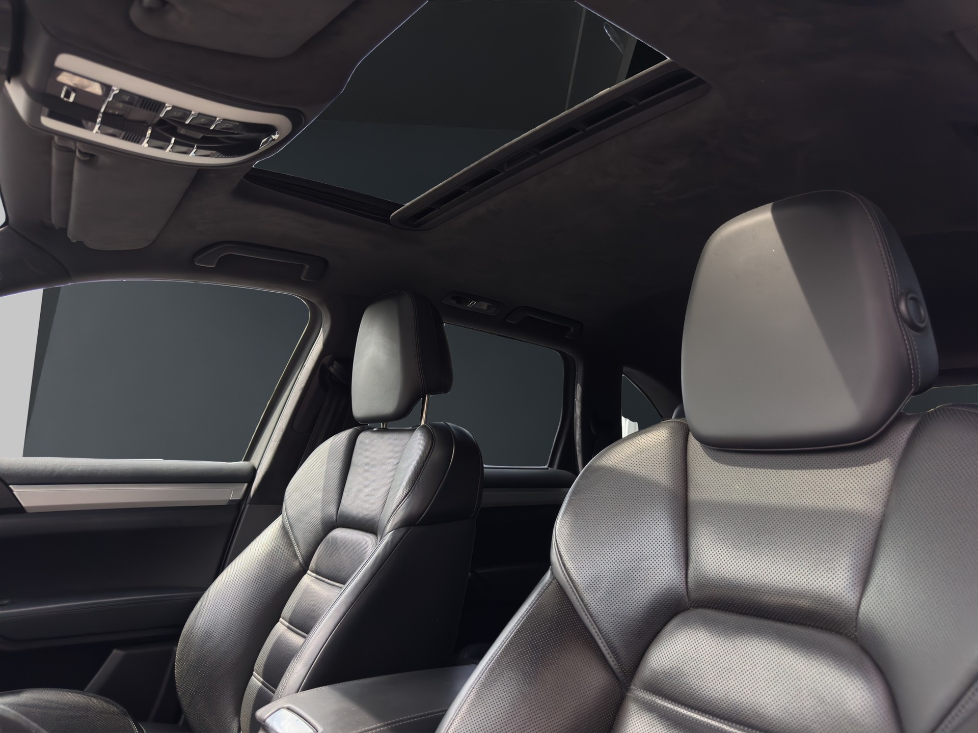 PORSCHE CAYENNE TURBO-image-21
