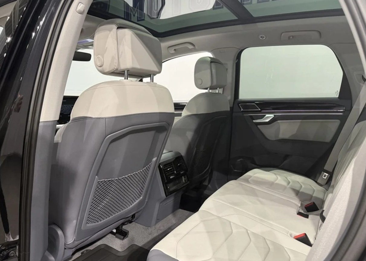 VW Touareg 3.0 TDI Elegance Tiptronic-image-4