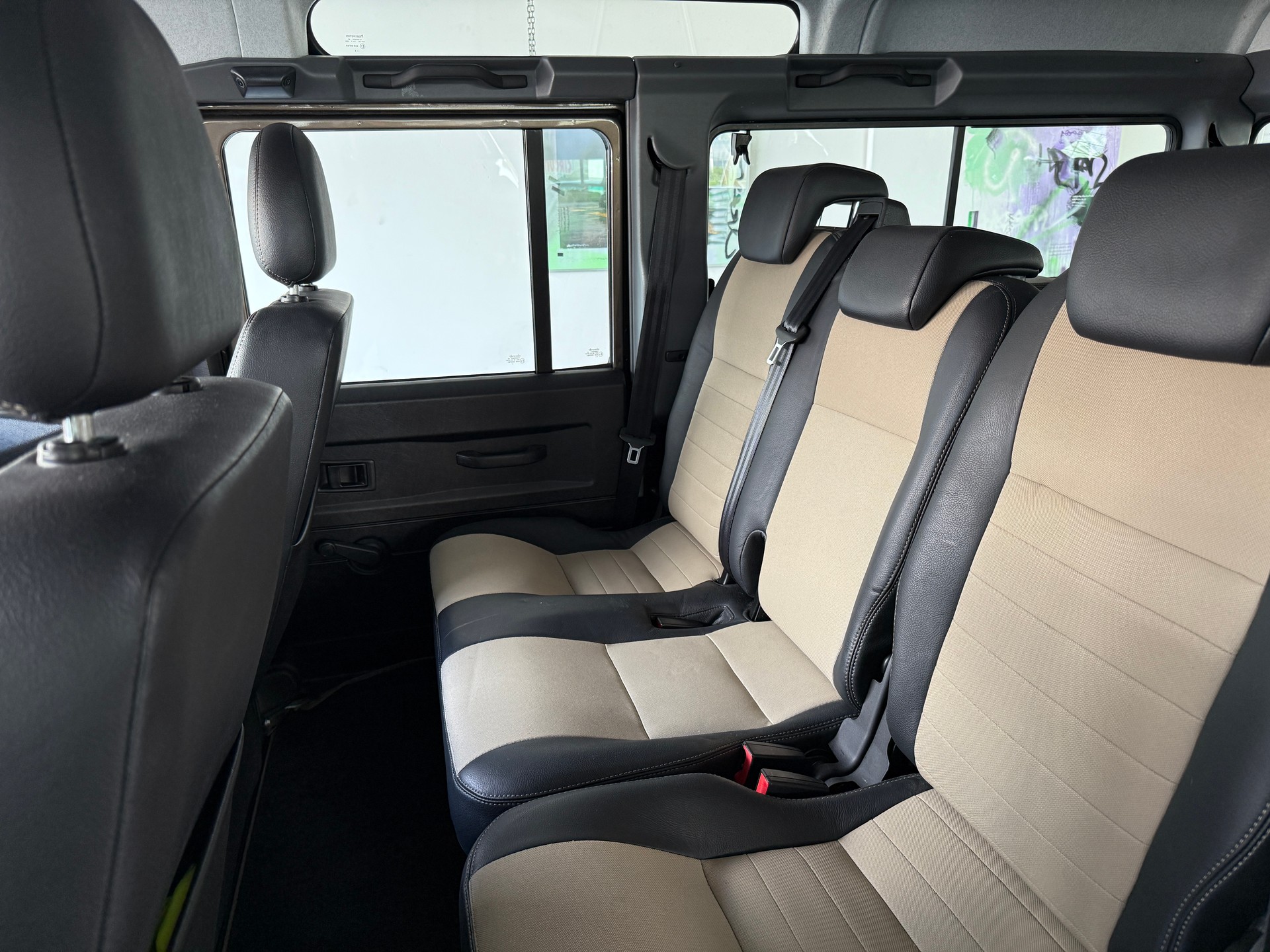 LAND ROVER Defender 110 2.2 TD4 Station Wagon-image-9