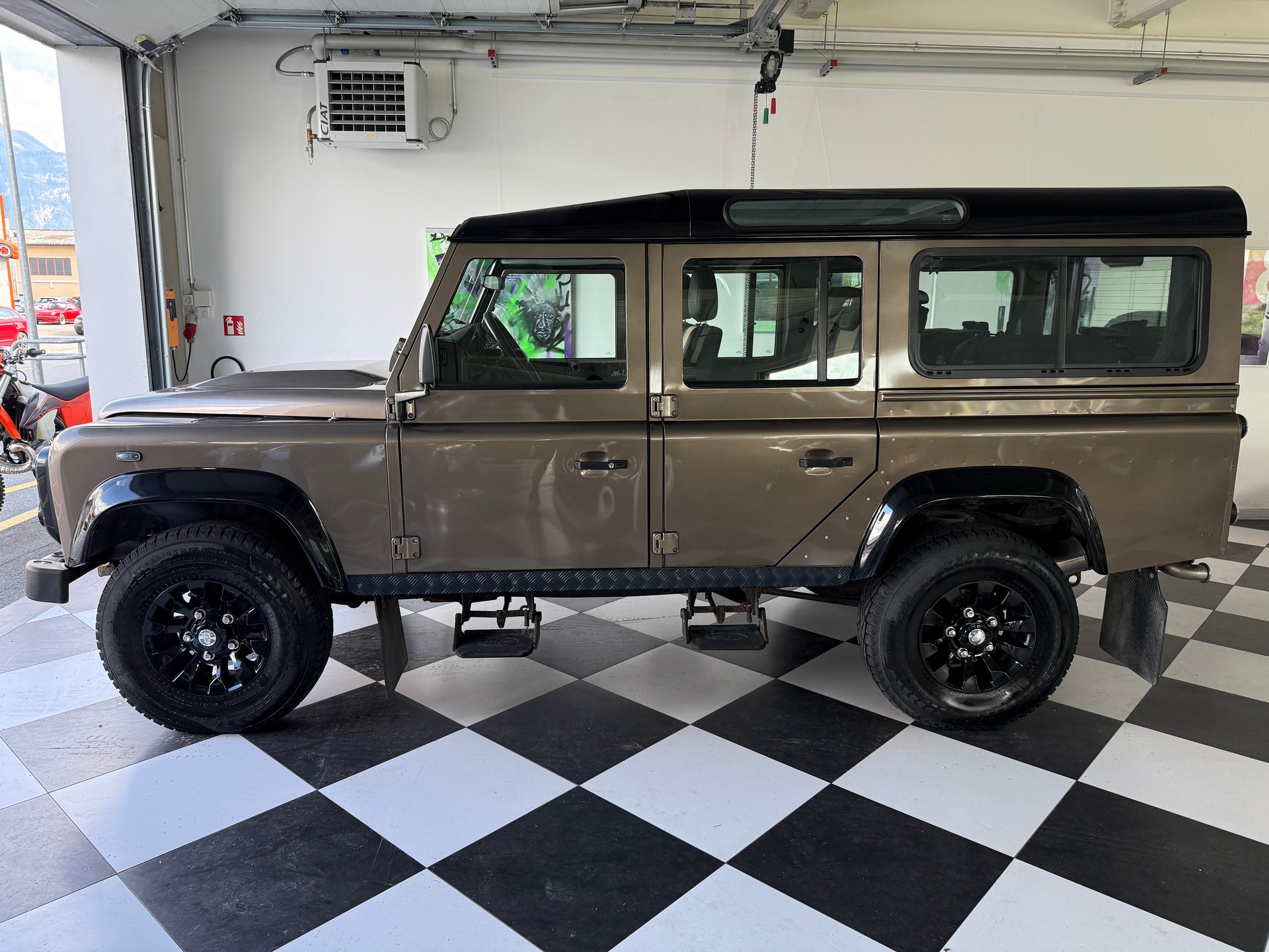 LAND ROVER Defender 110 2.2 TD4 Station Wagon-image-1
