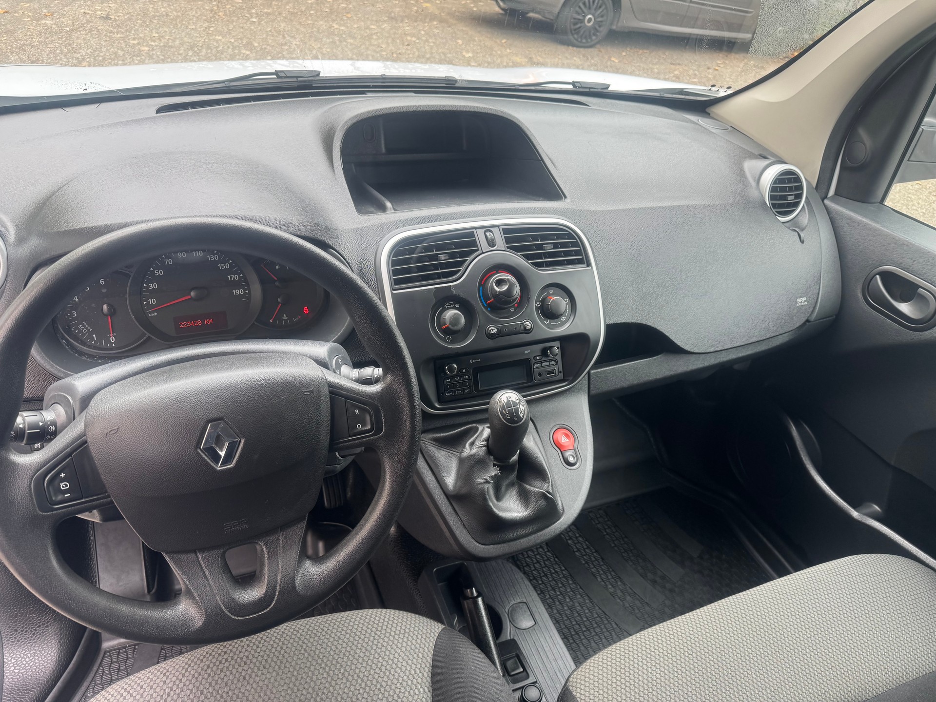 RENAULT Kangoo Medium dCi 90 ENERGY Business ** 3-Plätzer * Klimaanlage ** PDC Hinten ** Ab MFK 02.10.2023 **-image-8