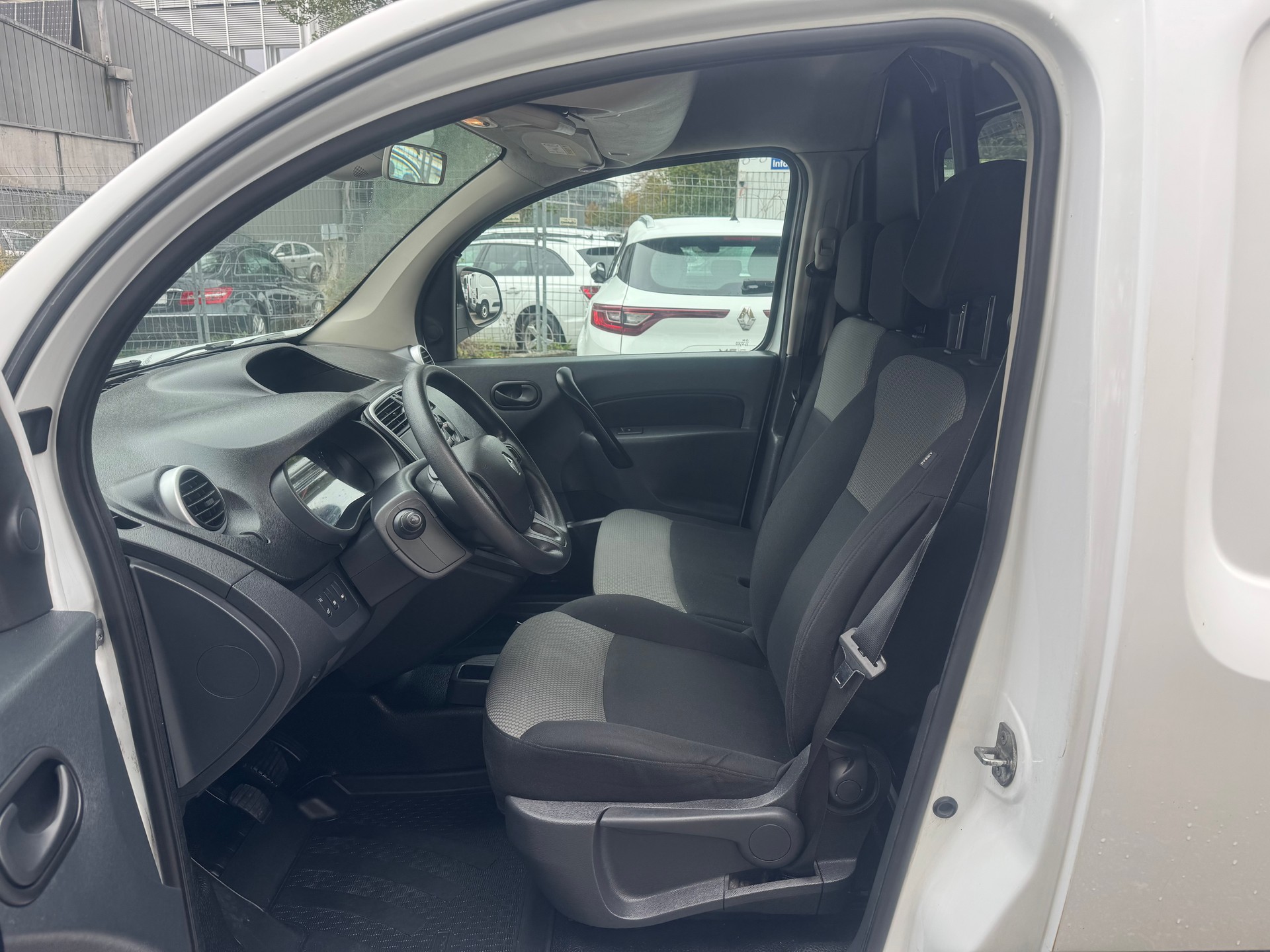 RENAULT Kangoo Medium dCi 90 ENERGY Business ** 3-Plätzer * Klimaanlage ** PDC Hinten ** Ab MFK 02.10.2023 **-image-7