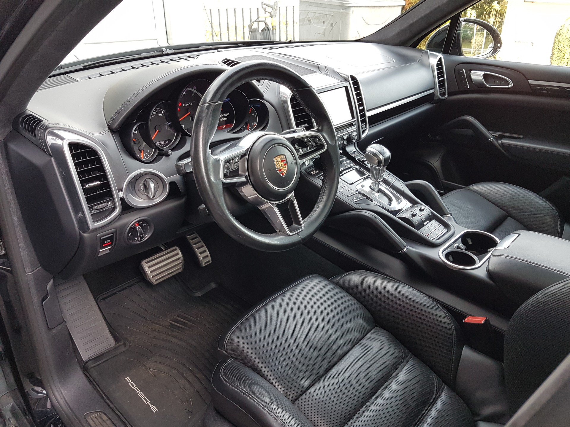 PORSCHE Cayenne Turbo-image-8
