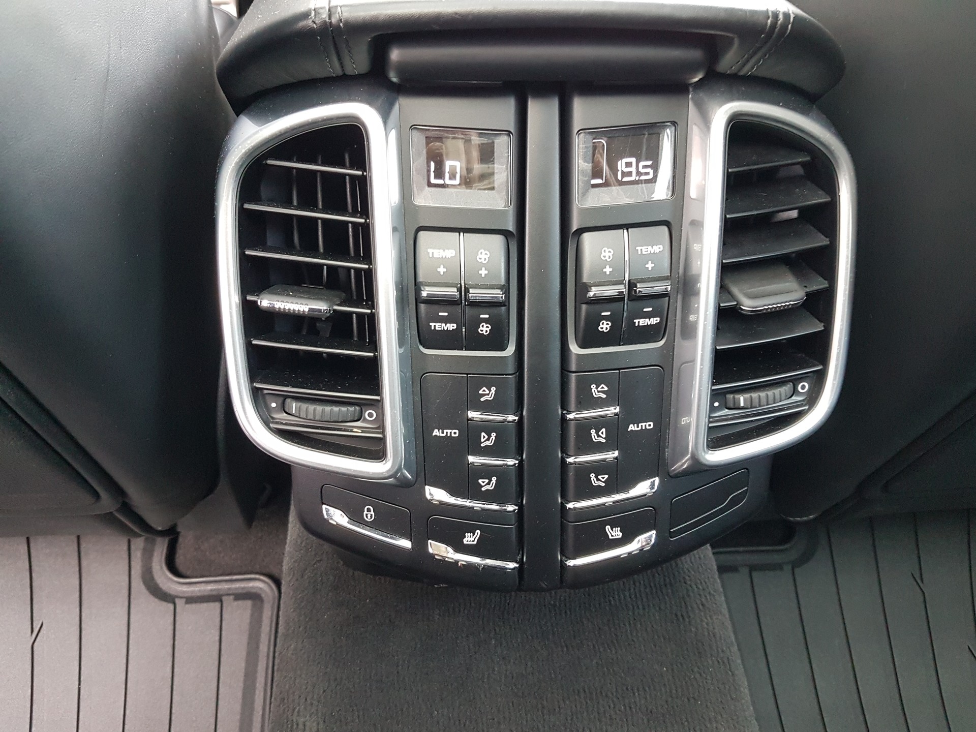 PORSCHE Cayenne Turbo-image-14