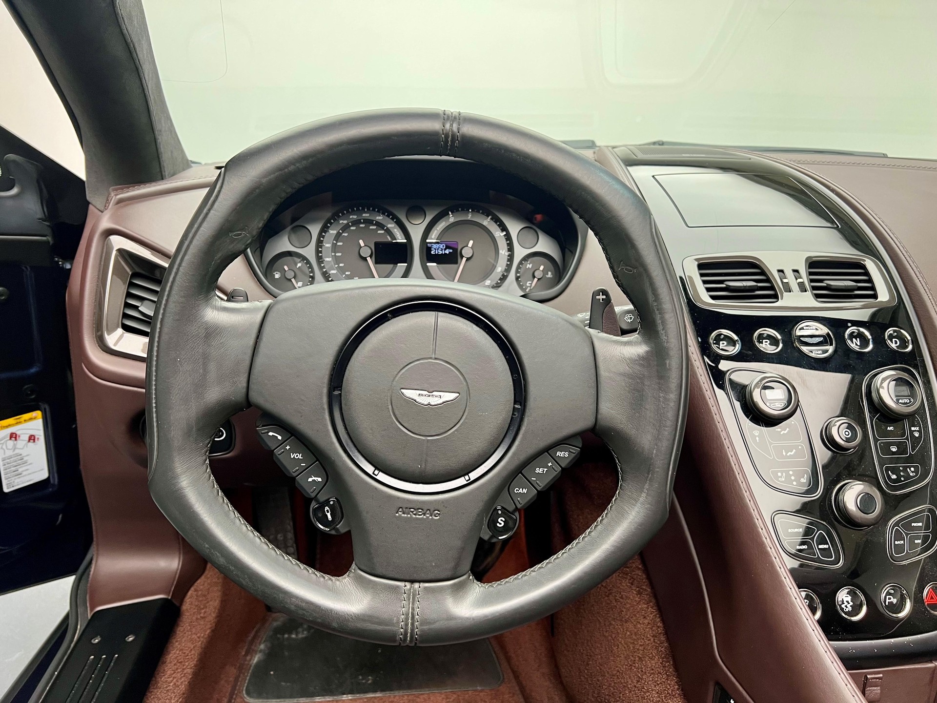 ASTON MARTIN Vanquish 6.0 V12-showroom-element-3