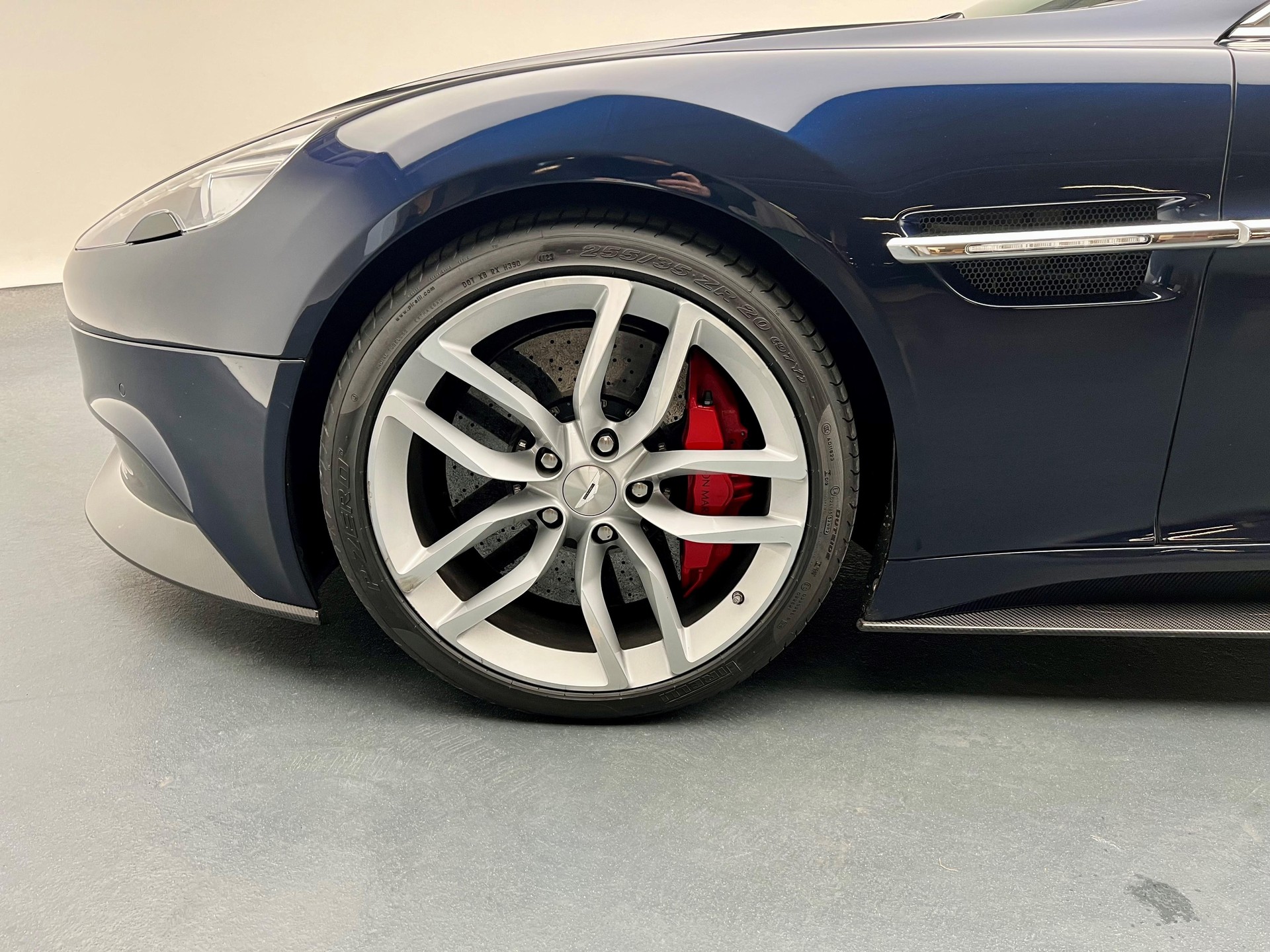 ASTON MARTIN Vanquish 6.0 V12-image-10