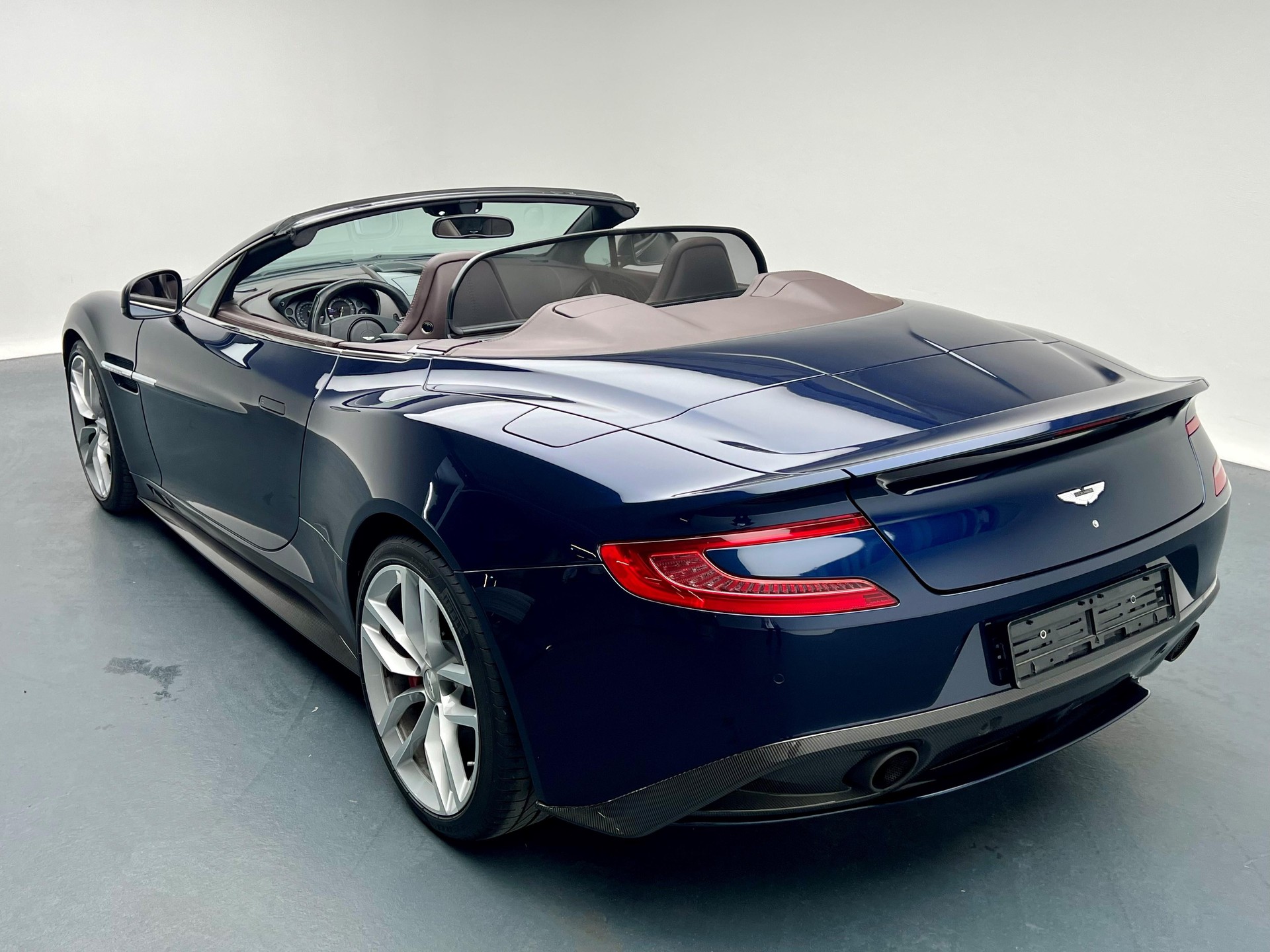 ASTON MARTIN Vanquish 6.0 V12-showroom-element-1