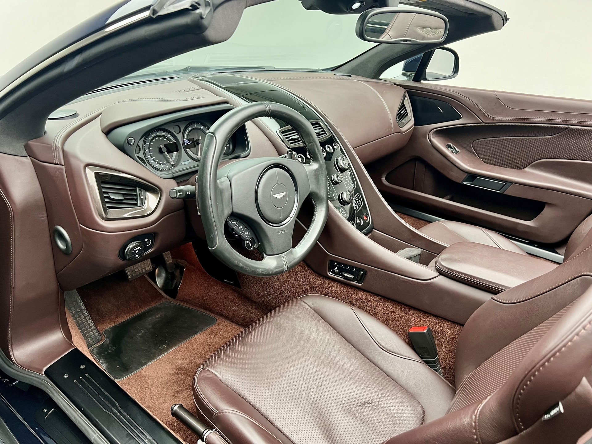 ASTON MARTIN Vanquish 6.0 V12-showroom-element-2