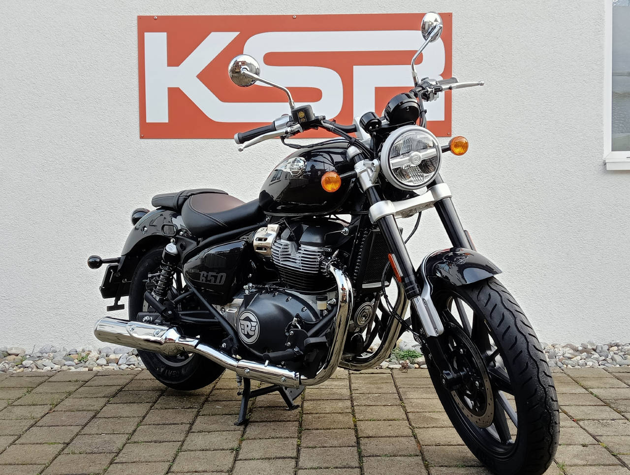 ROYAL ENFIELD Super Meteor 650 Astral-showroom-element-2