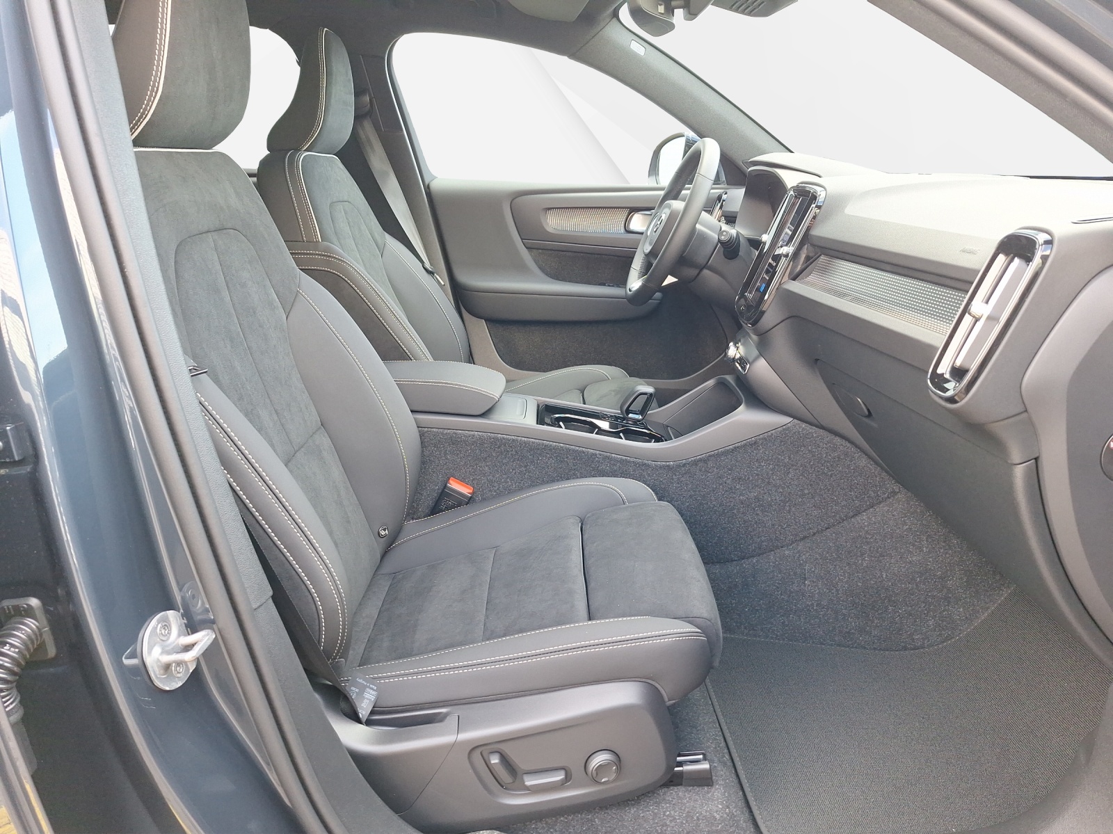 VOLVO EX40 Twin Black Edition AWD-image-6