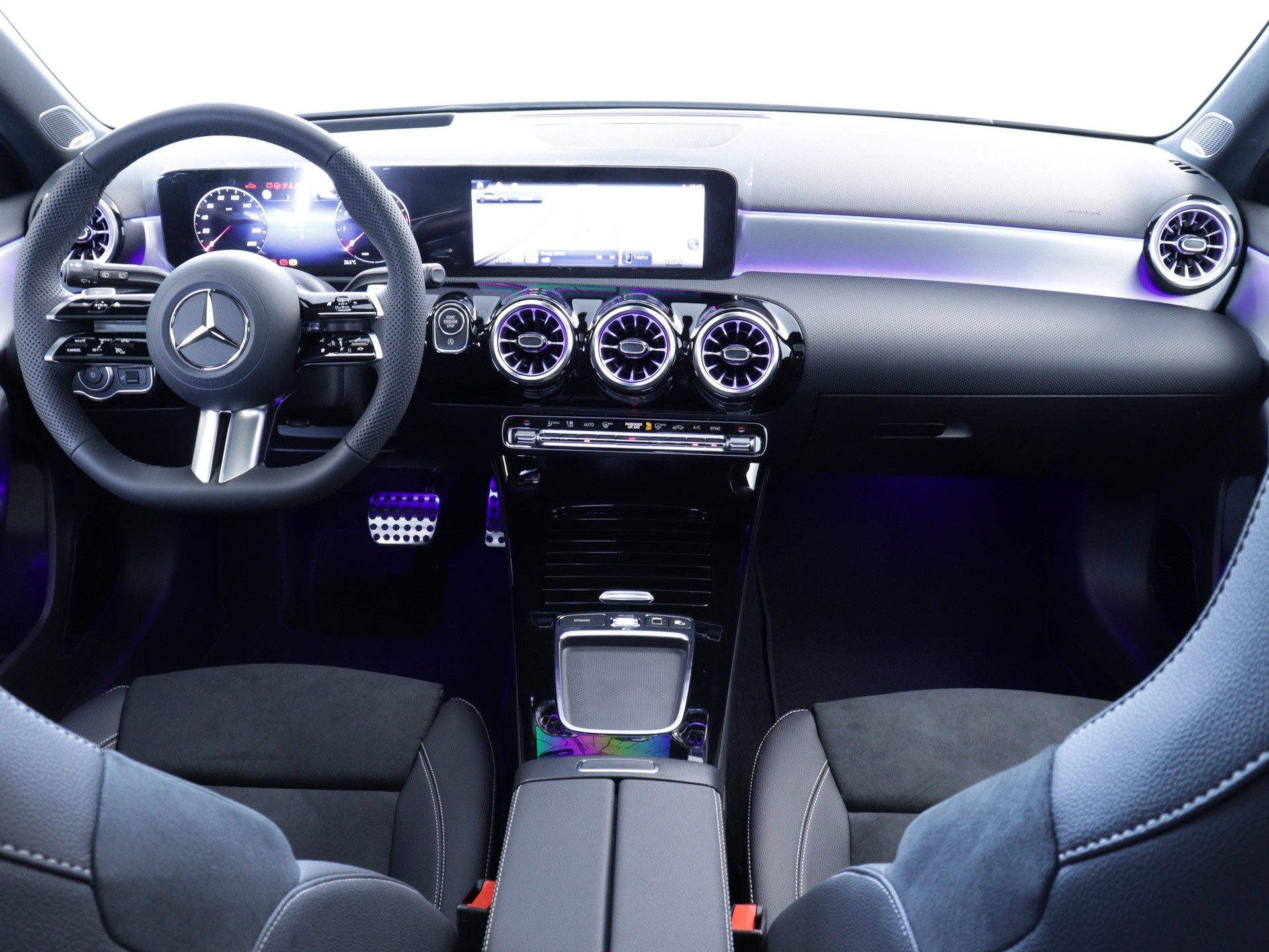 MERCEDES-BENZ A 200 Night Star AMG Line-image-4