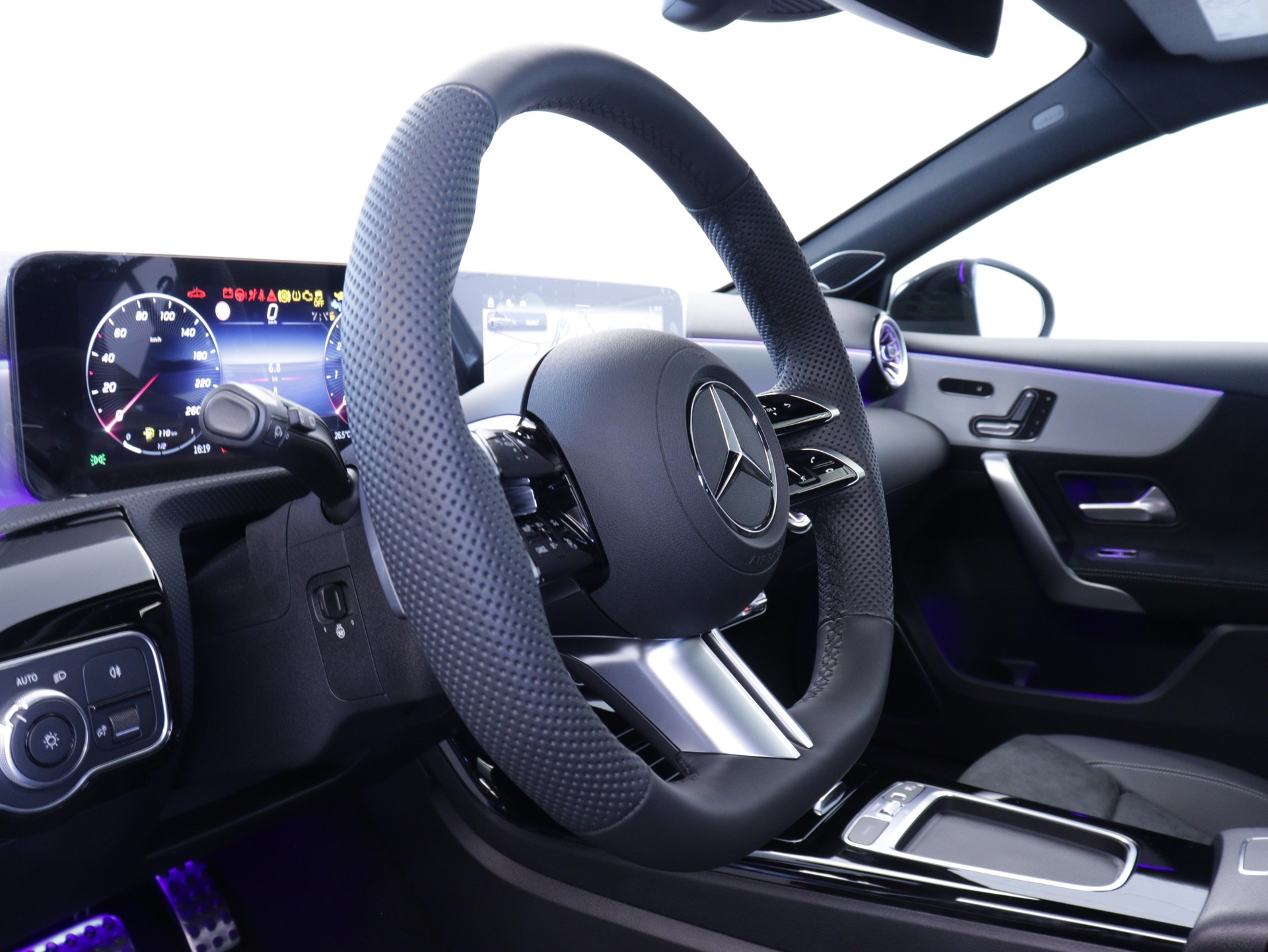 MERCEDES-BENZ A 200 Night Star AMG Line-image-6