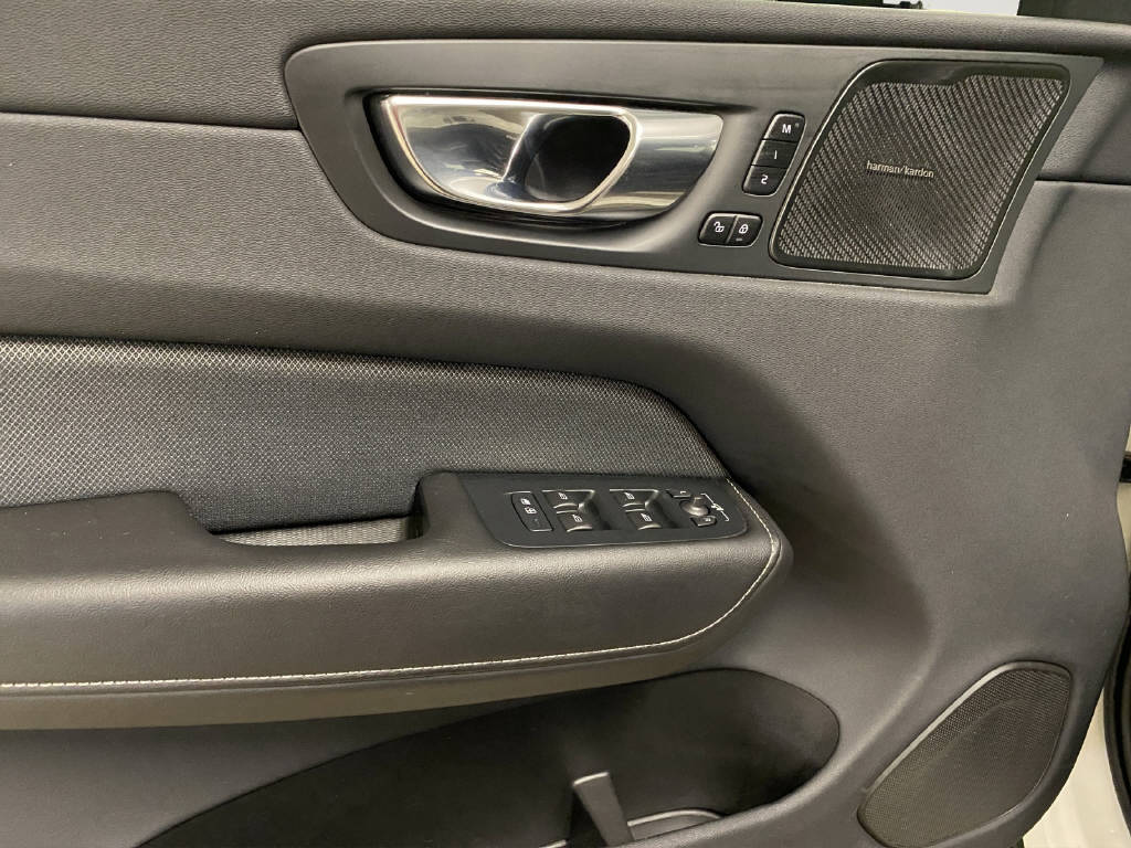 VOLVO XC60 2.0 T8 TE R-Design eAWD-image-11