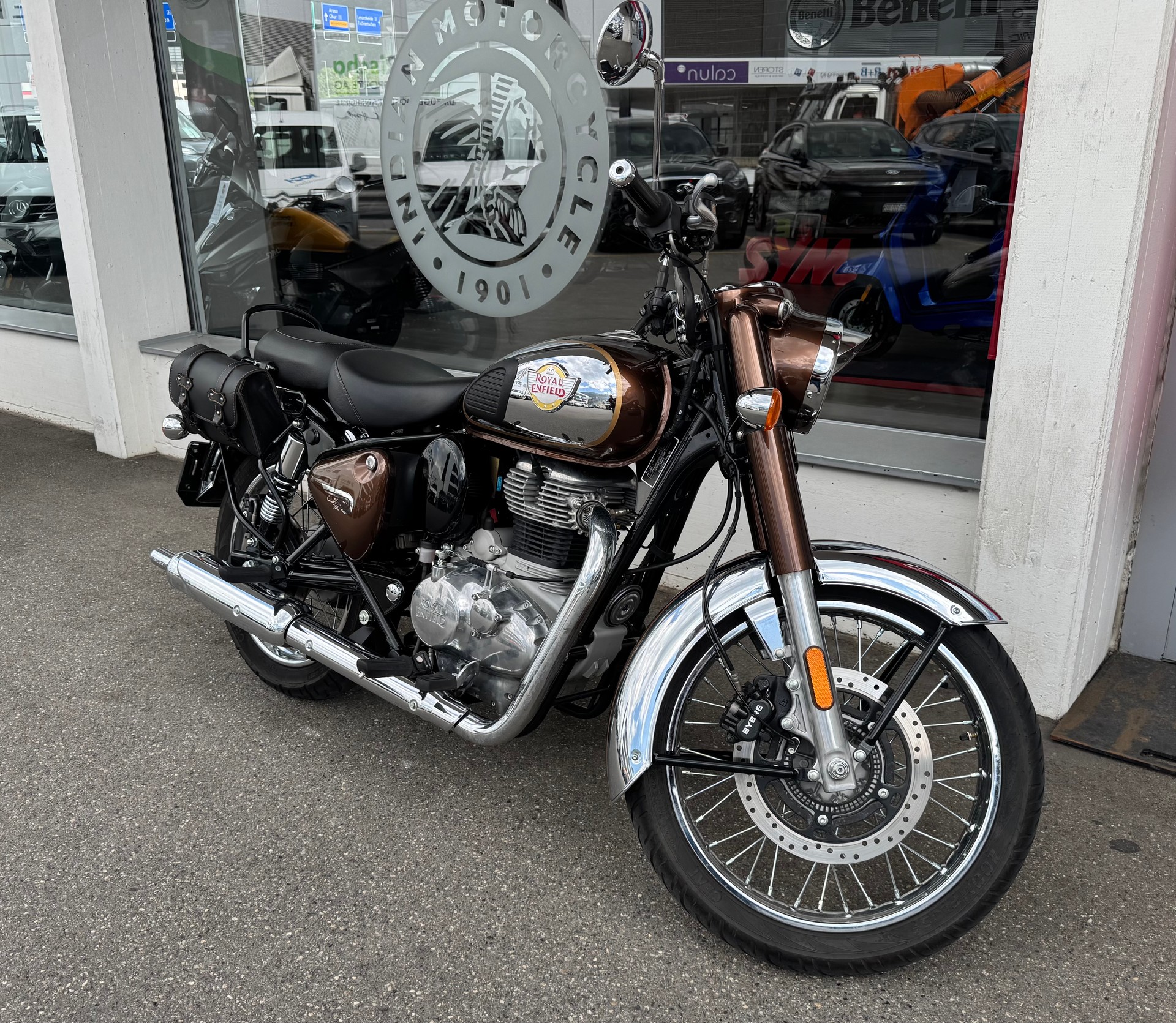 ROYAL ENFIELD Classic 350 Chrome-showroom-element-1