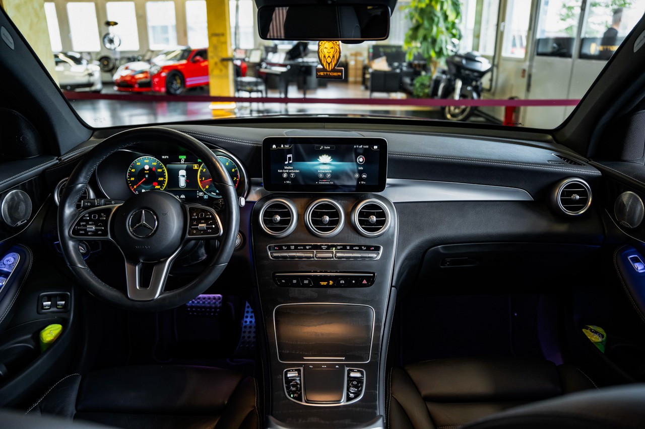 MERCEDES-BENZ GLC 300 AMG Line 4Matic 9G-Tronic-image-11