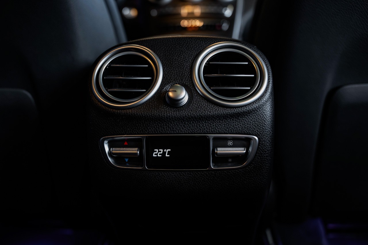 MERCEDES-BENZ GLC 300 AMG Line 4Matic 9G-Tronic-image-27