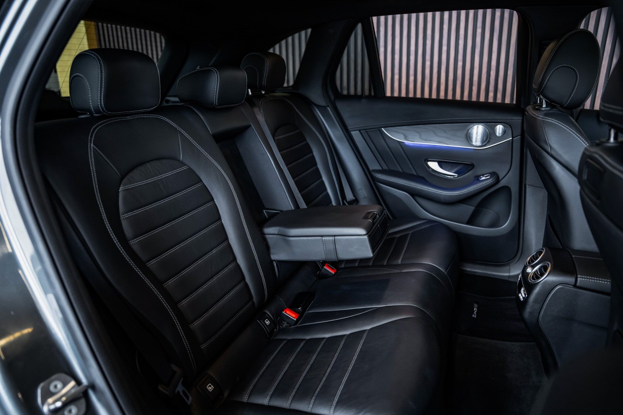MERCEDES-BENZ GLC 300 AMG Line 4Matic 9G-Tronic-image-17