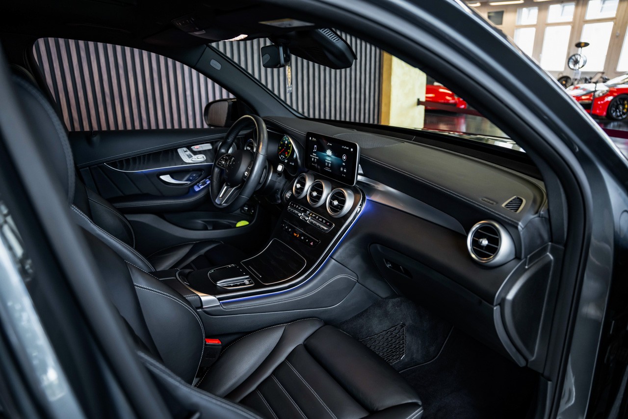 MERCEDES-BENZ GLC 300 AMG Line 4Matic 9G-Tronic-image-14