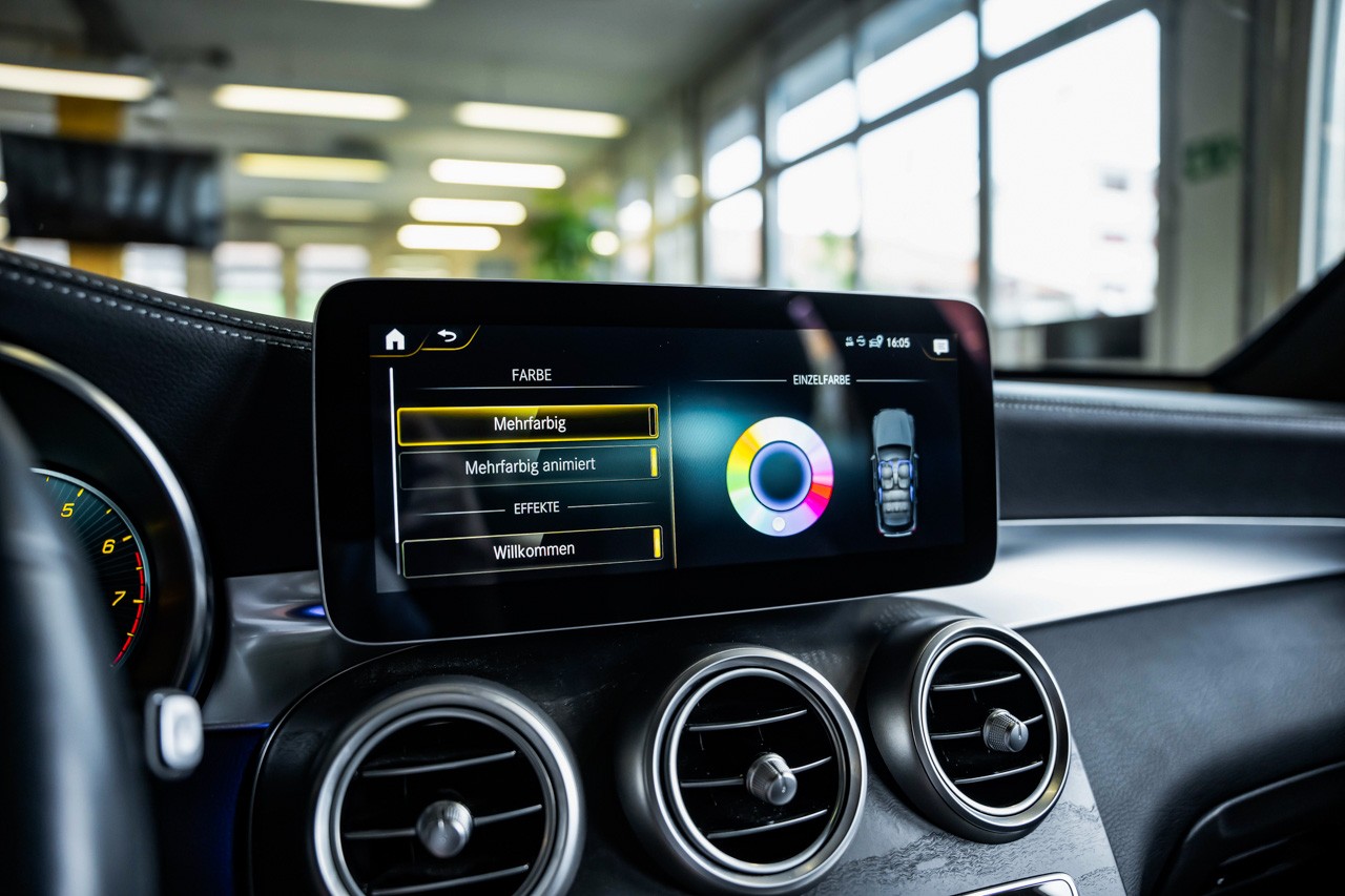 MERCEDES-BENZ GLC 300 AMG Line 4Matic 9G-Tronic-image-22