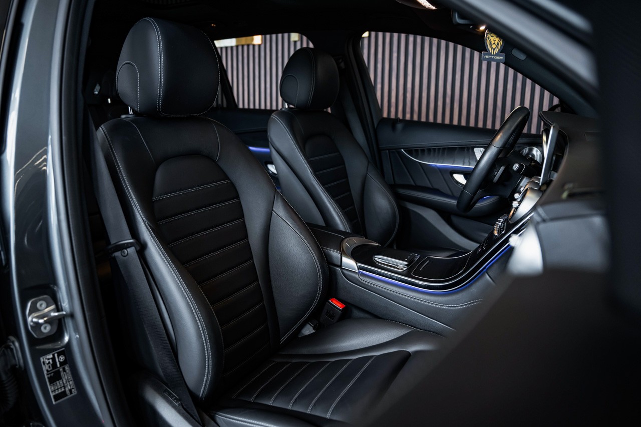 MERCEDES-BENZ GLC 300 AMG Line 4Matic 9G-Tronic-image-16