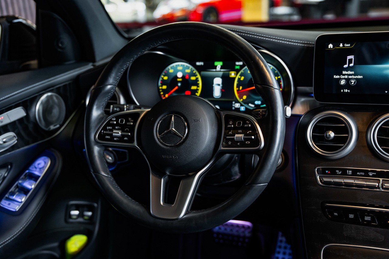 MERCEDES-BENZ GLC 300 AMG Line 4Matic 9G-Tronic-image-31