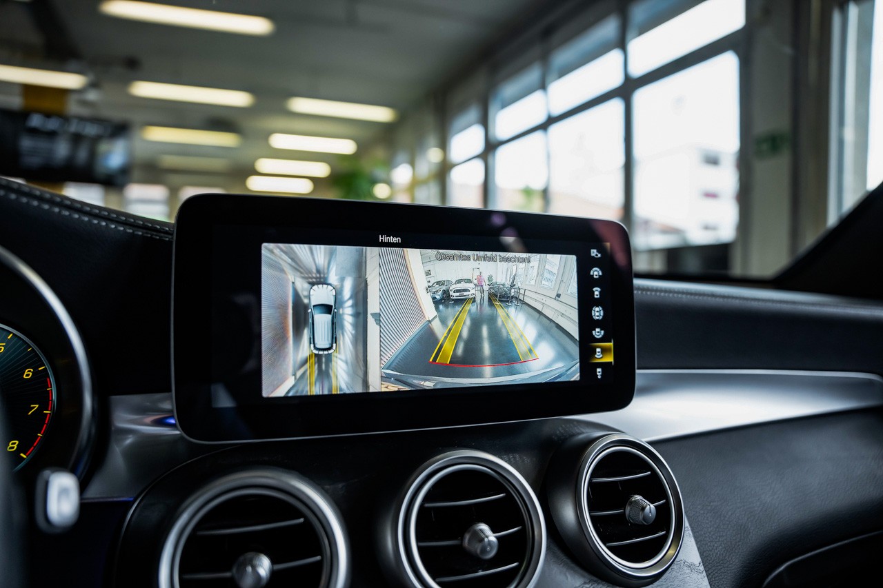 MERCEDES-BENZ GLC 300 AMG Line 4Matic 9G-Tronic-image-21