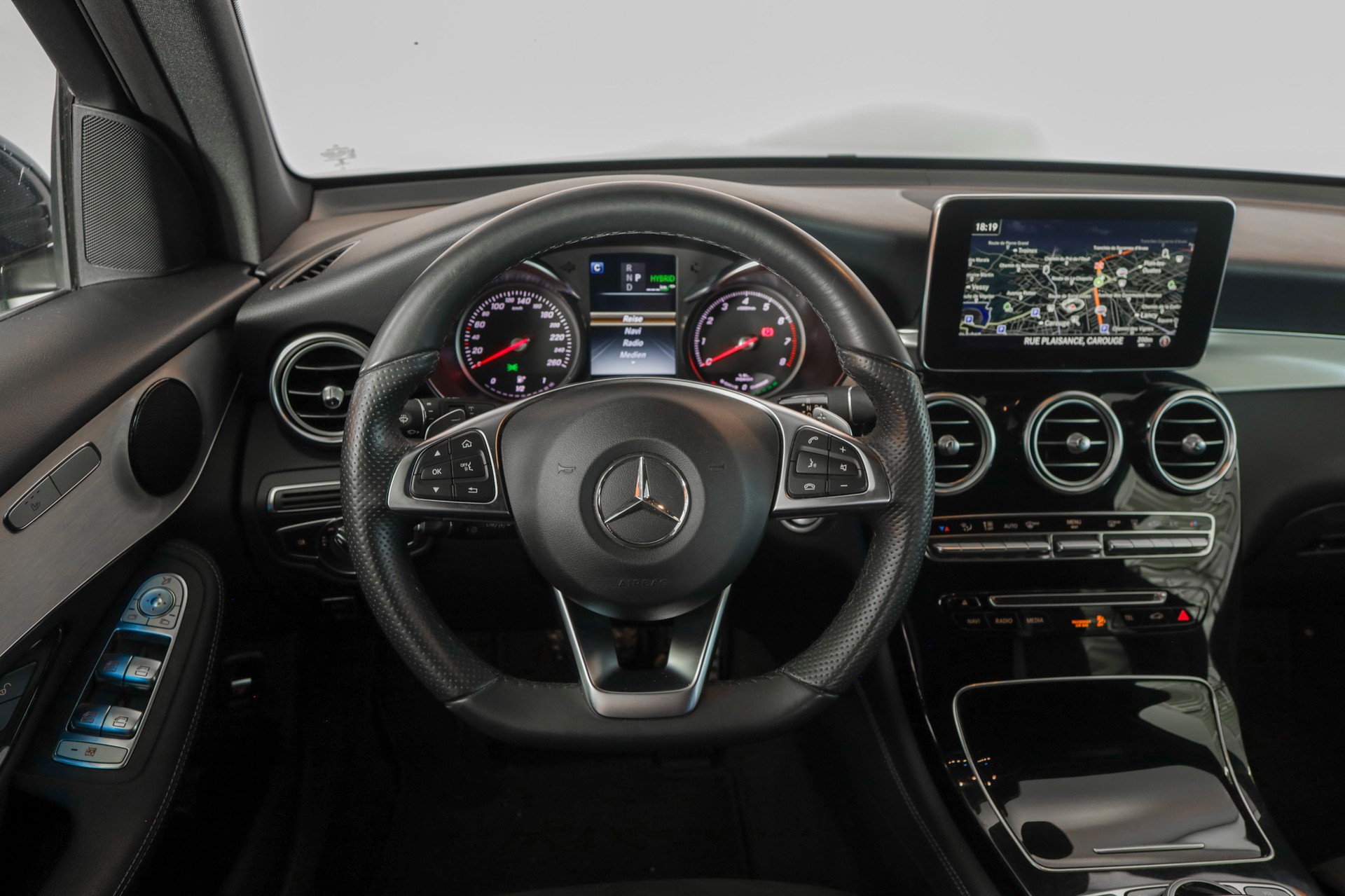 MERCEDES-BENZ GLC 350 e AMG Line 4Matic 7G-Tronic-image-11