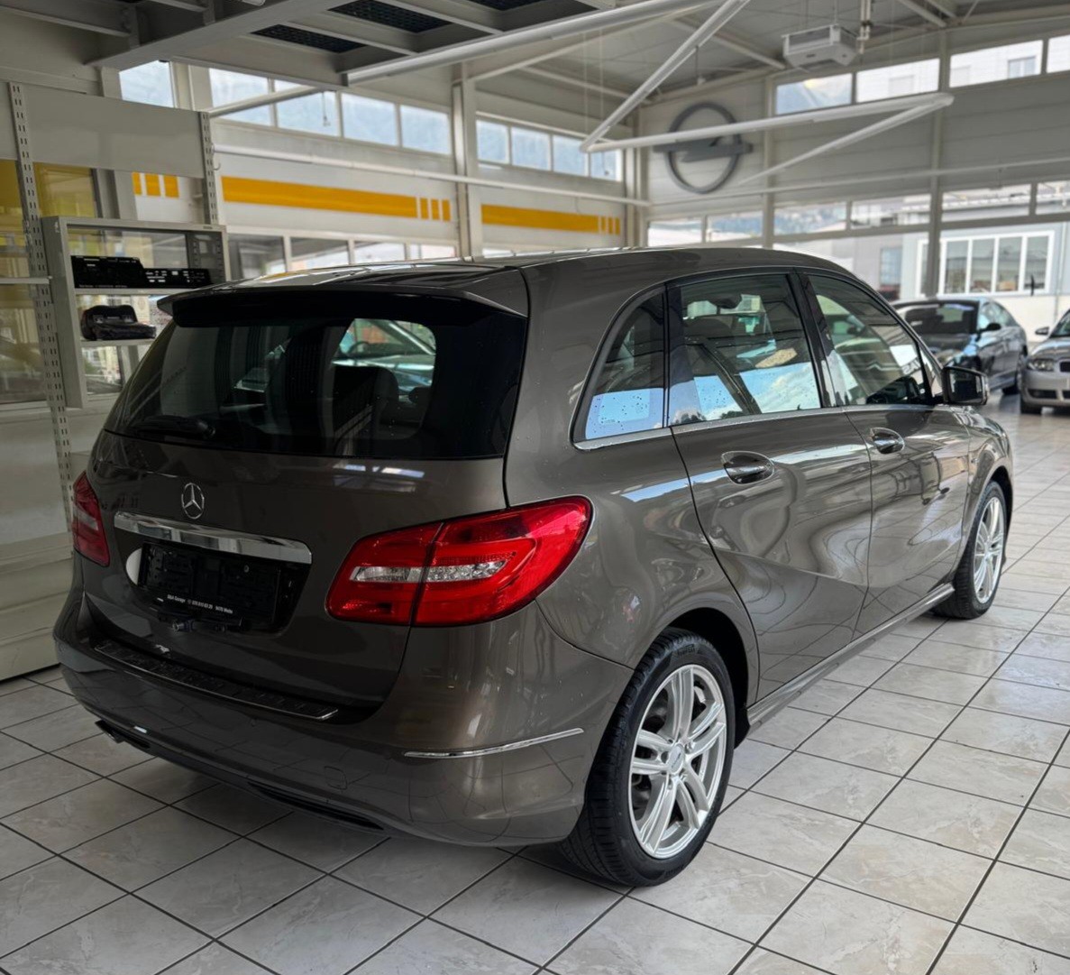 MERCEDES-BENZ B 180 Active Edition-image-5