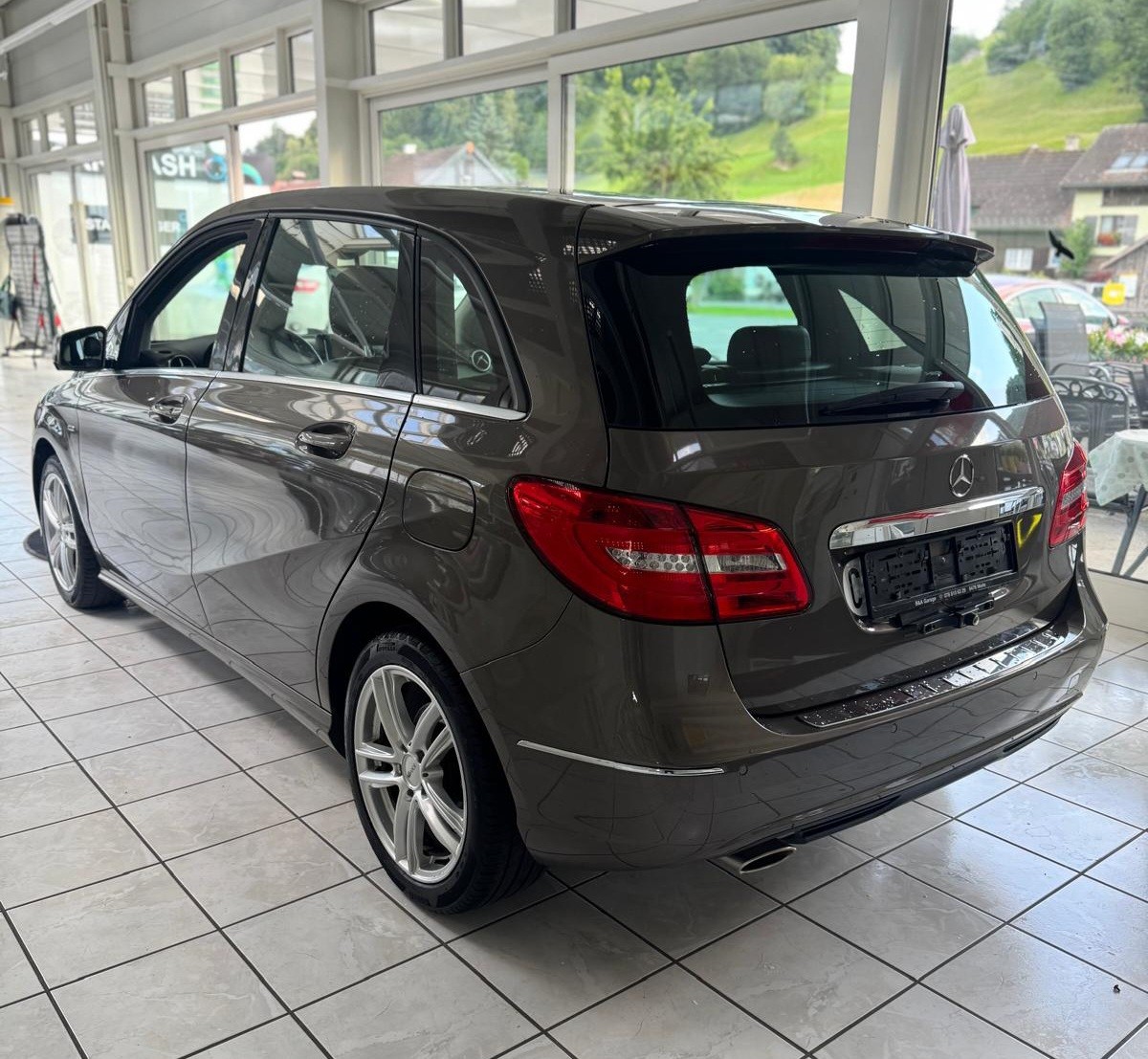 MERCEDES-BENZ B 180 Active Edition-image-6