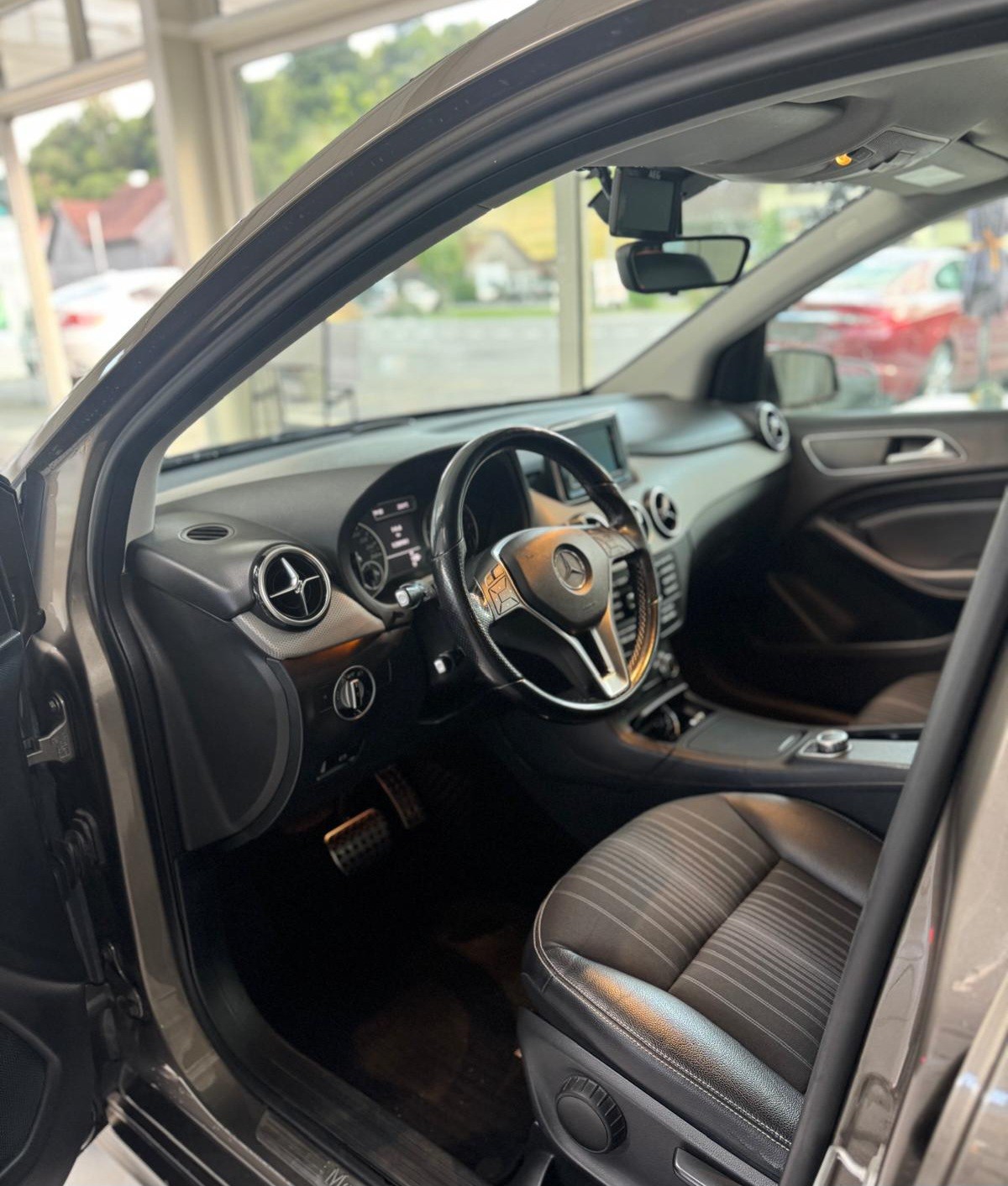 MERCEDES-BENZ B 180 Active Edition-image-9
