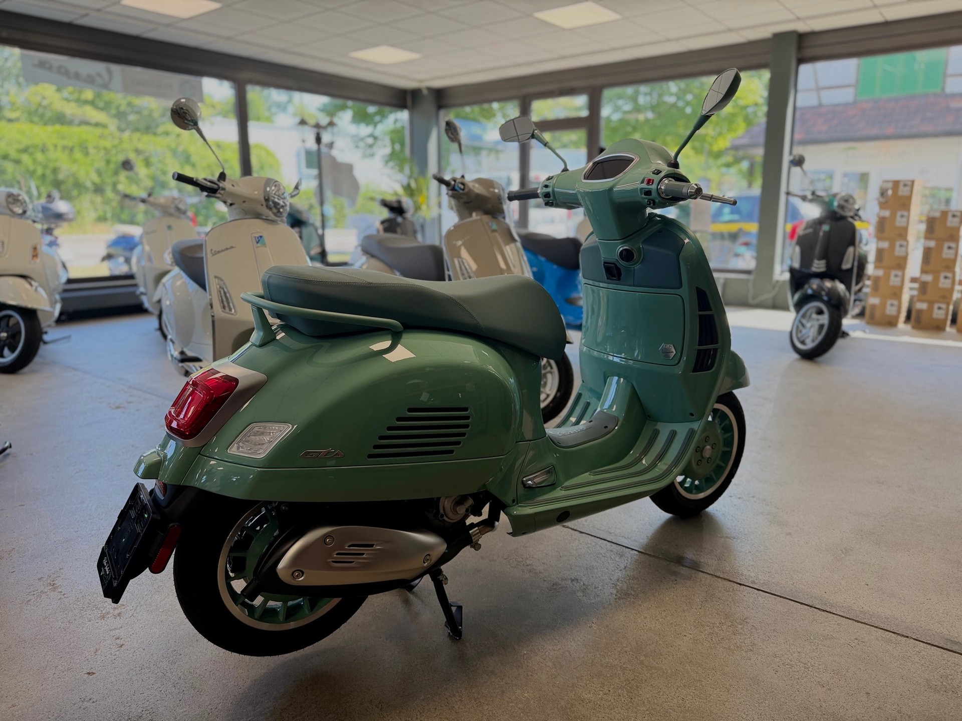 PIAGGIO 80th E5+ Edition-showroom-element-1