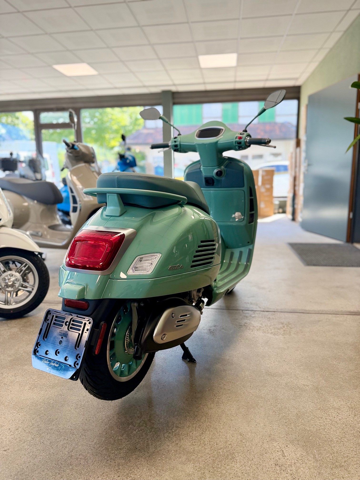 PIAGGIO 80th E5+ Edition-showroom-element-2