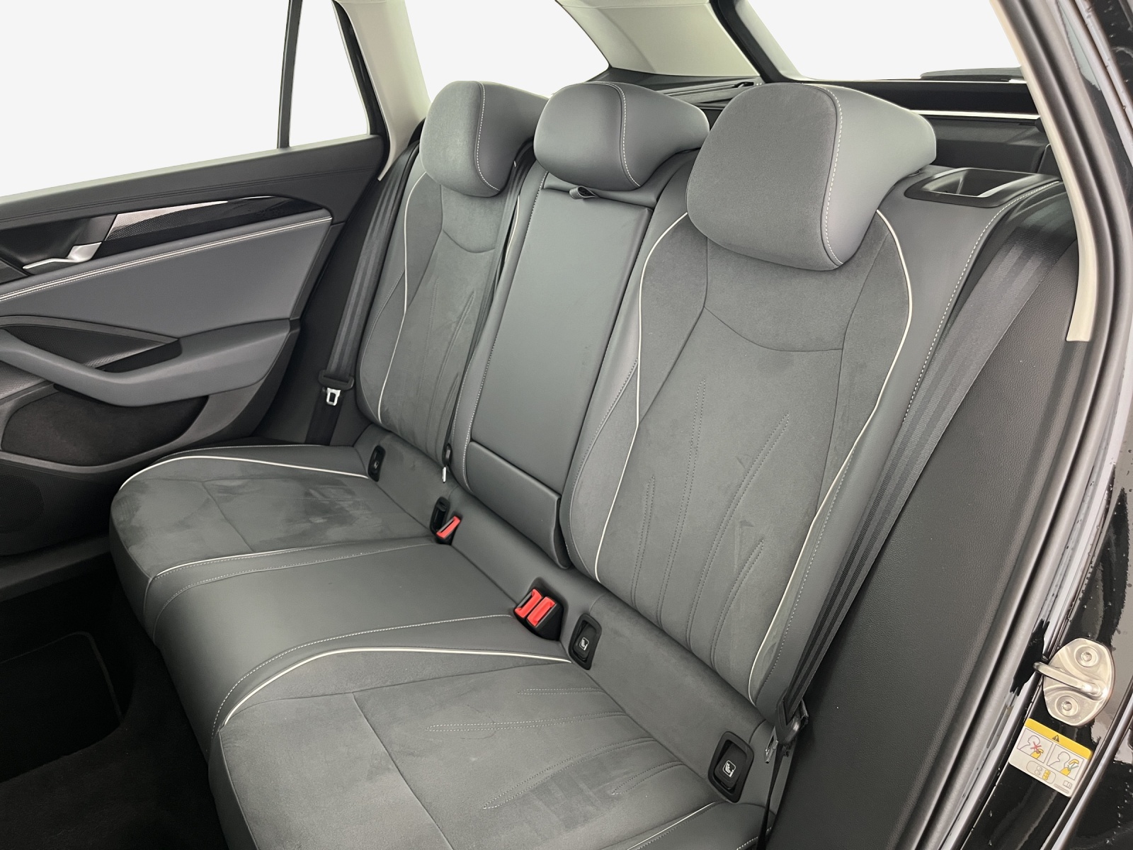 VW Passat Variant 2.0 TDI evo Business DSG-image-10