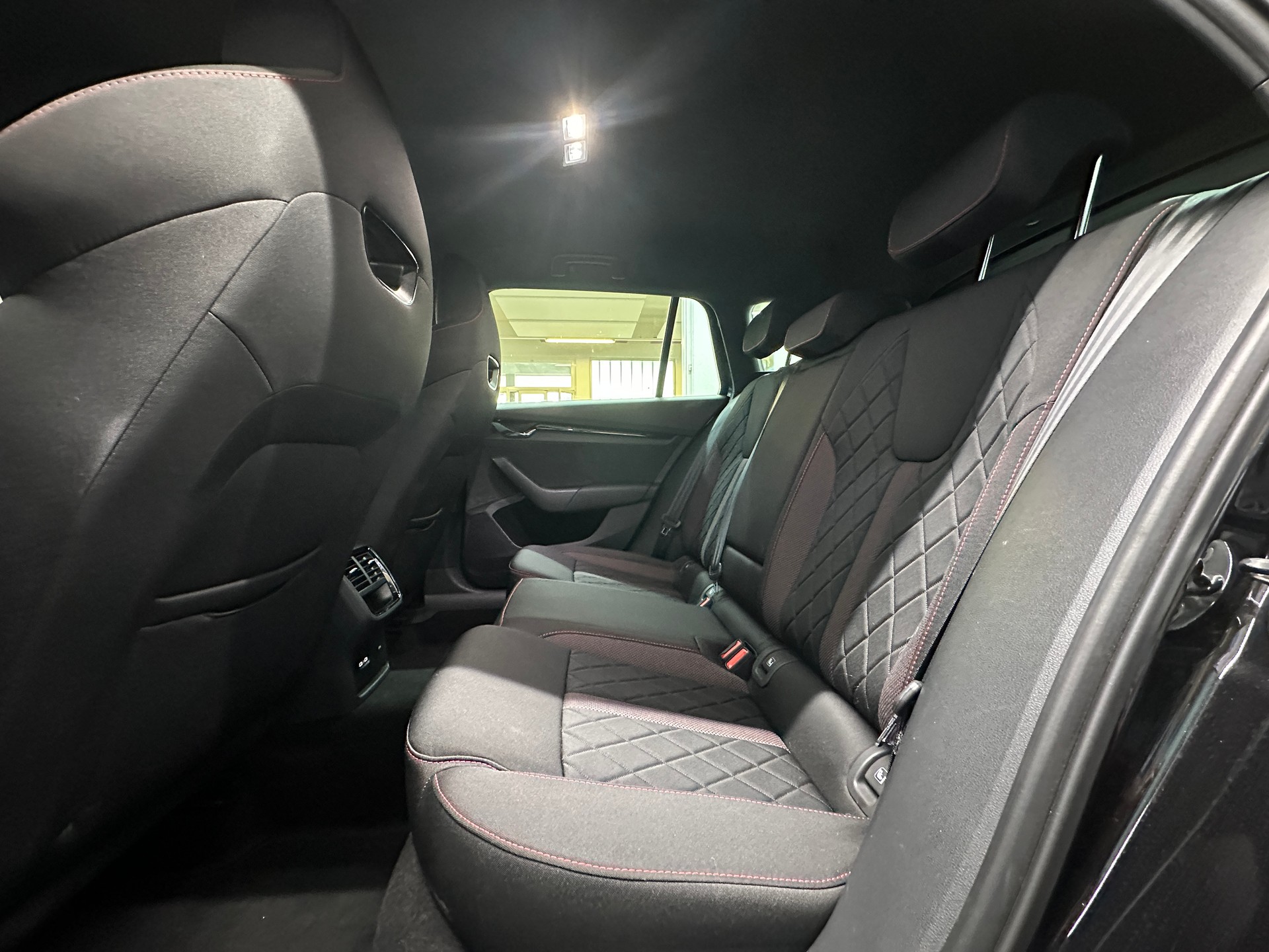 SKODA Octavia Combi 2.0 TDI DSG RS 4x4-image-8