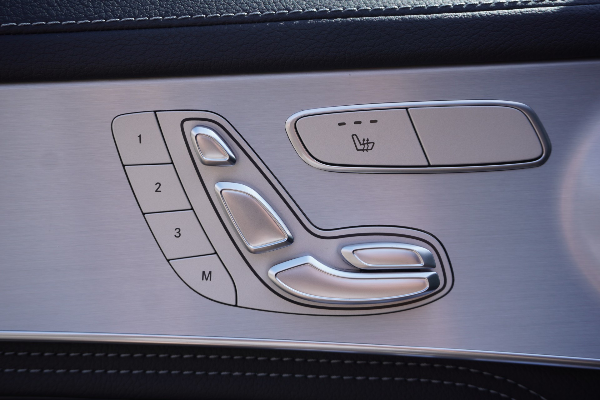 MERCEDES-BENZ GLC 300 e 4Matic 9G-Tronic-image-16