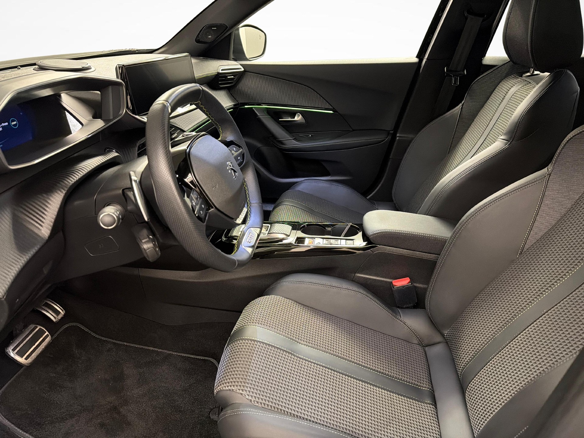 PEUGEOT 2008 1.2 PureTech 155 GT-image-9