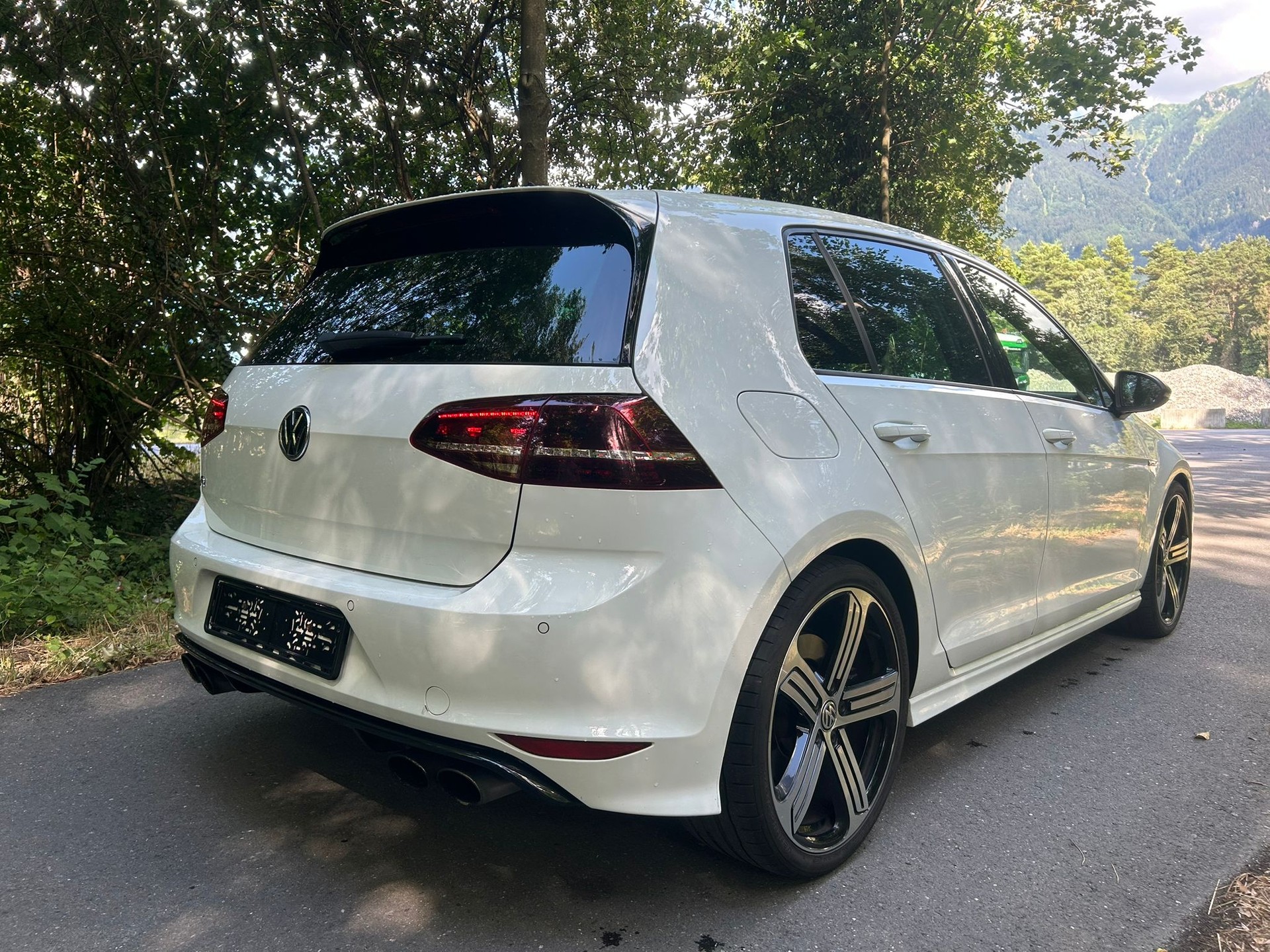 VW Golf 2.0 TSI R 4Motion-image-4
