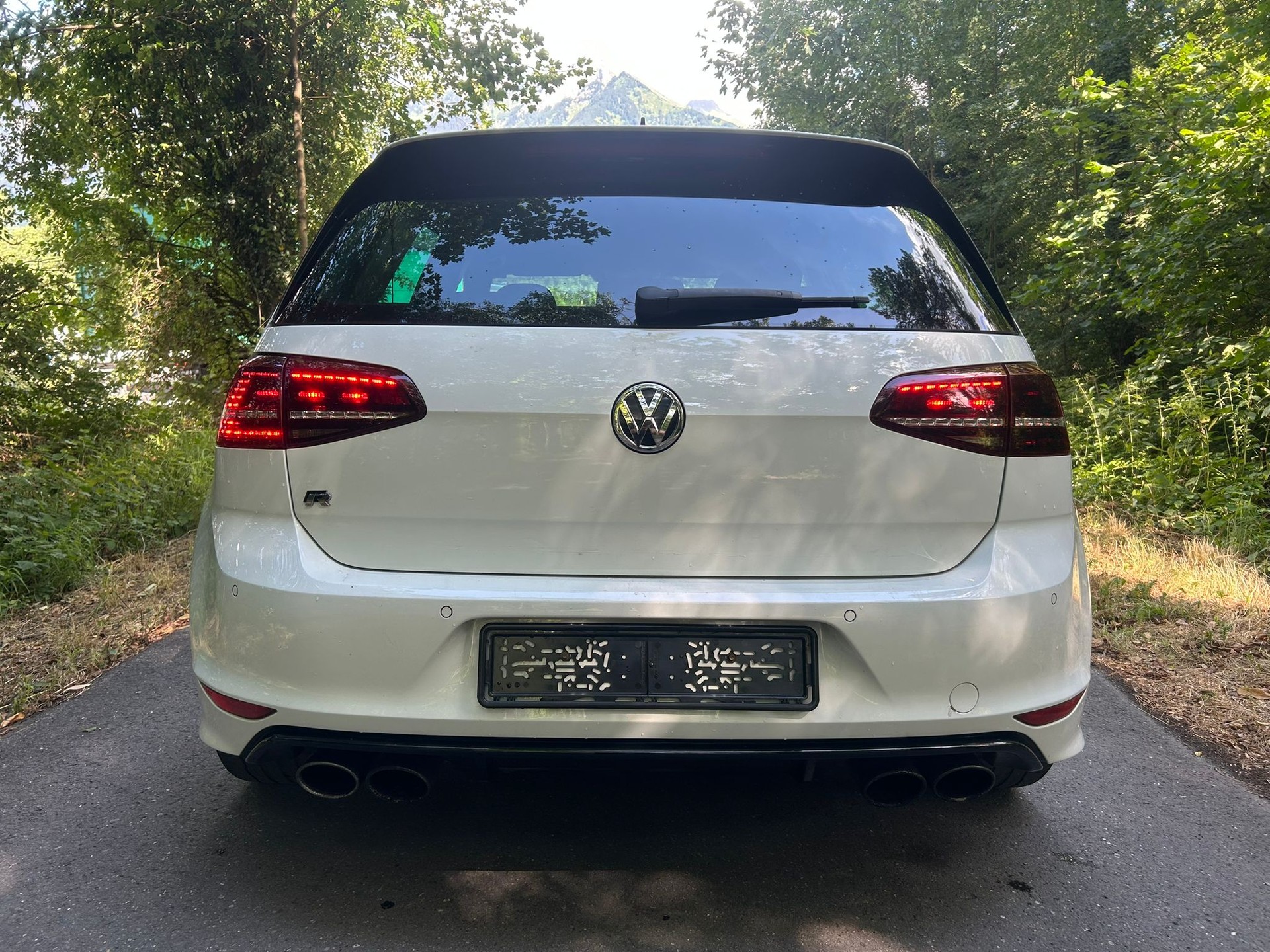 VW Golf 2.0 TSI R 4Motion-image-3