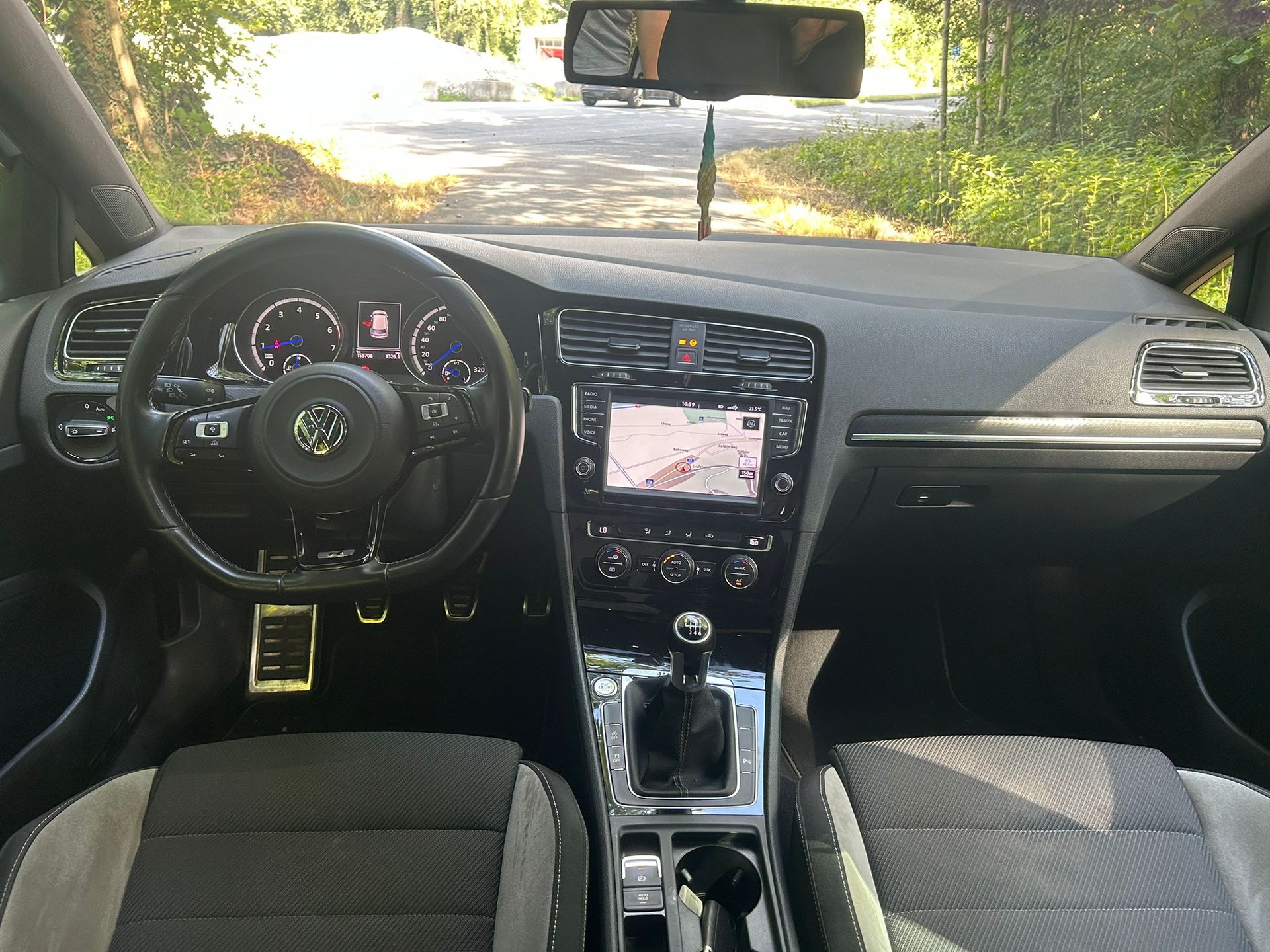 VW Golf 2.0 TSI R 4Motion-image-6