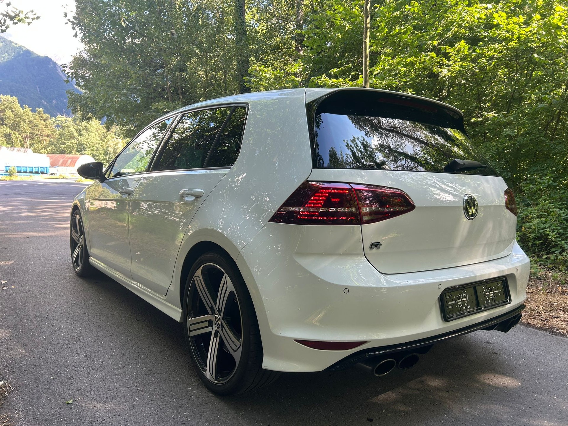 VW Golf 2.0 TSI R 4Motion-image-2