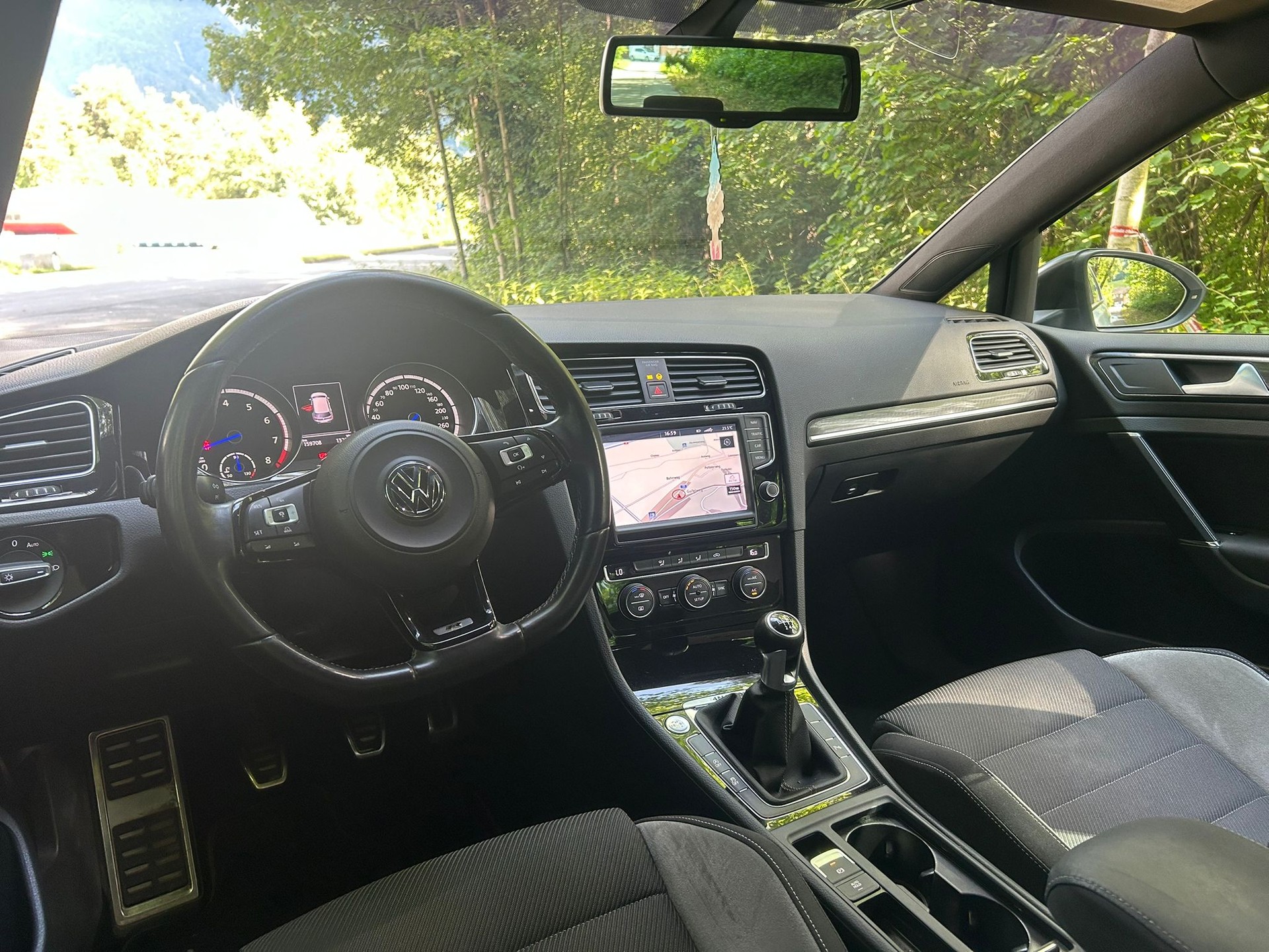 VW Golf 2.0 TSI R 4Motion-image-5
