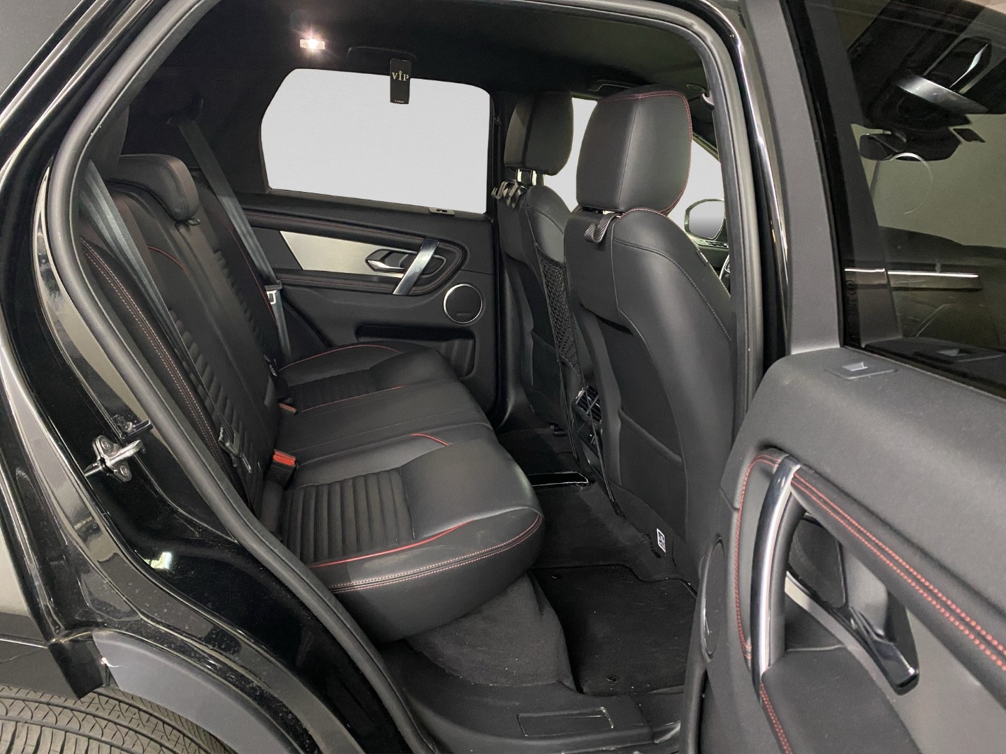 LAND ROVER Discovery 2.0 i4 300 R-Dynamic SE AWD Automatic-image-9