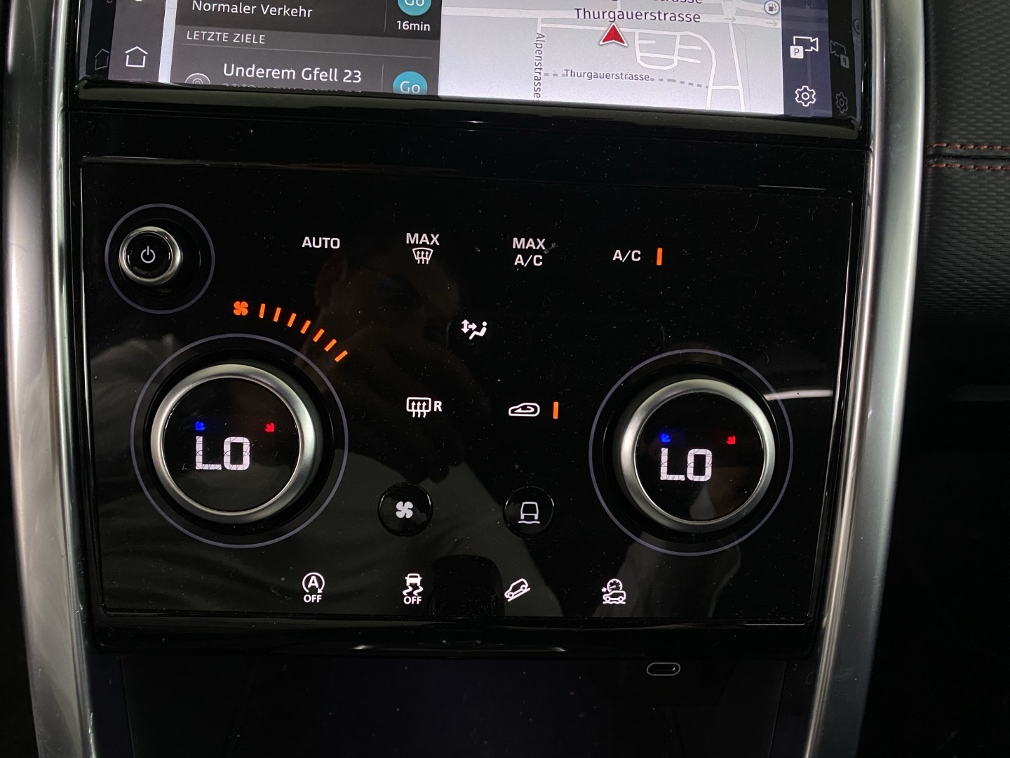 LAND ROVER Discovery 2.0 i4 300 R-Dynamic SE AWD Automatic-image-18