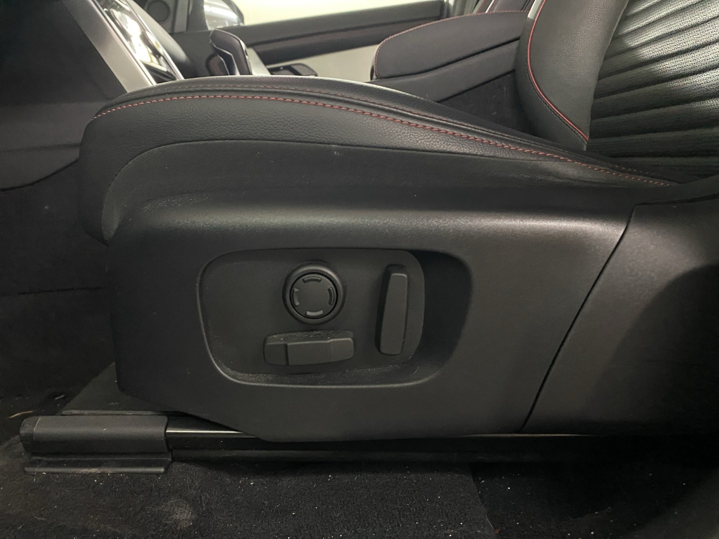 LAND ROVER Discovery 2.0 i4 300 R-Dynamic SE AWD Automatic-image-17