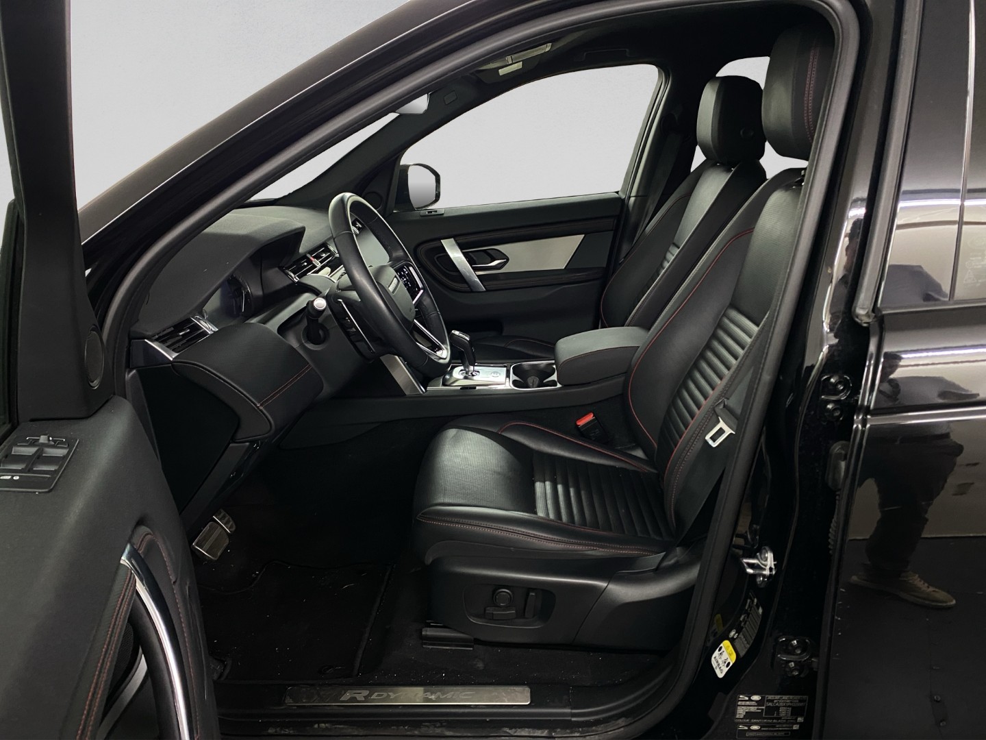 LAND ROVER Discovery 2.0 i4 300 R-Dynamic SE AWD Automatic-image-6