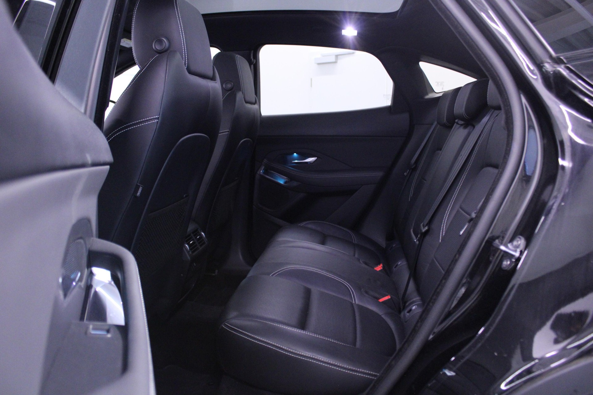 JAGUAR E-Pace 2.0 D 180 R-Dynamic S AWD-image-8