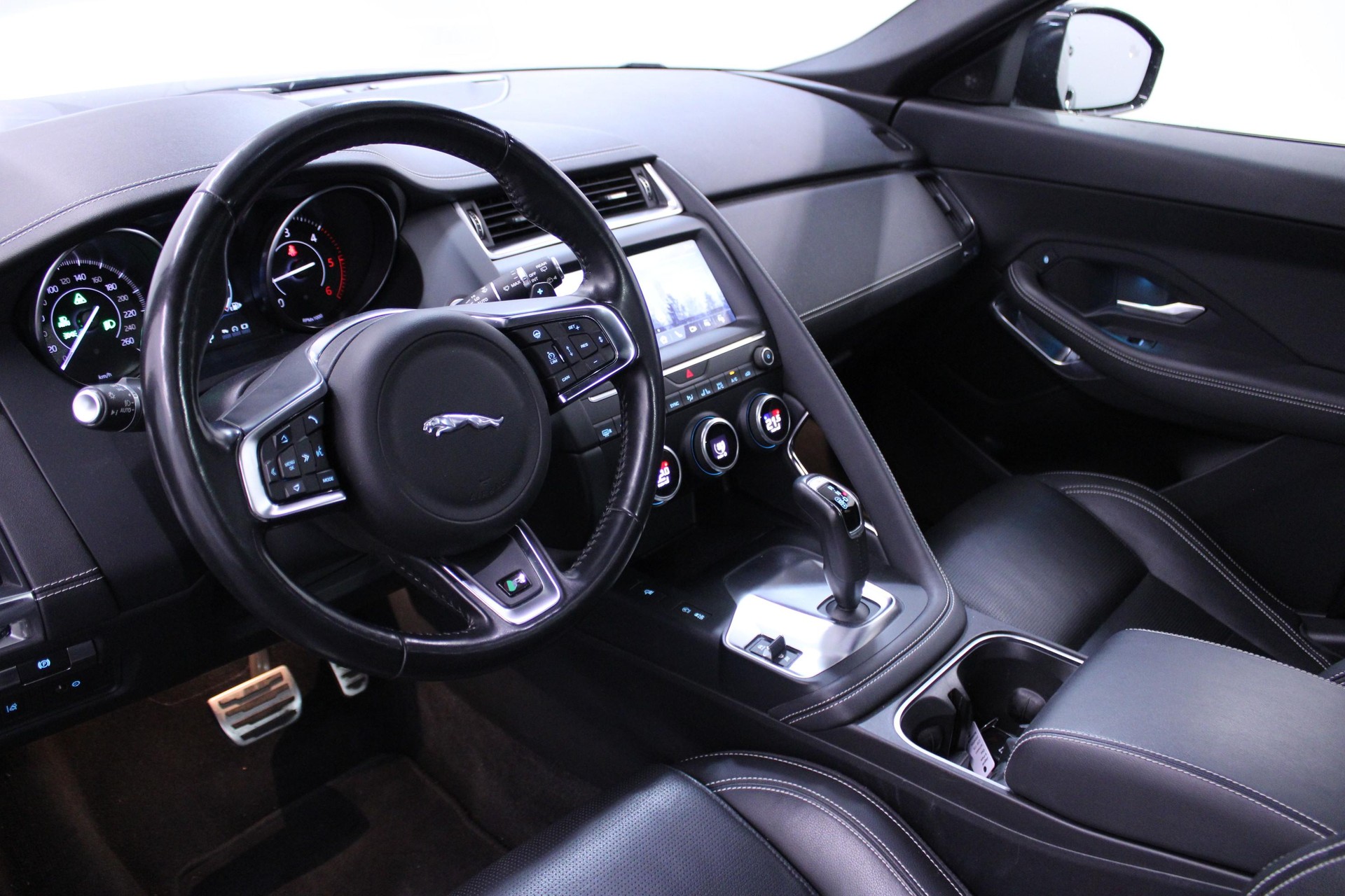 JAGUAR E-Pace 2.0 D 180 R-Dynamic S AWD-image-5