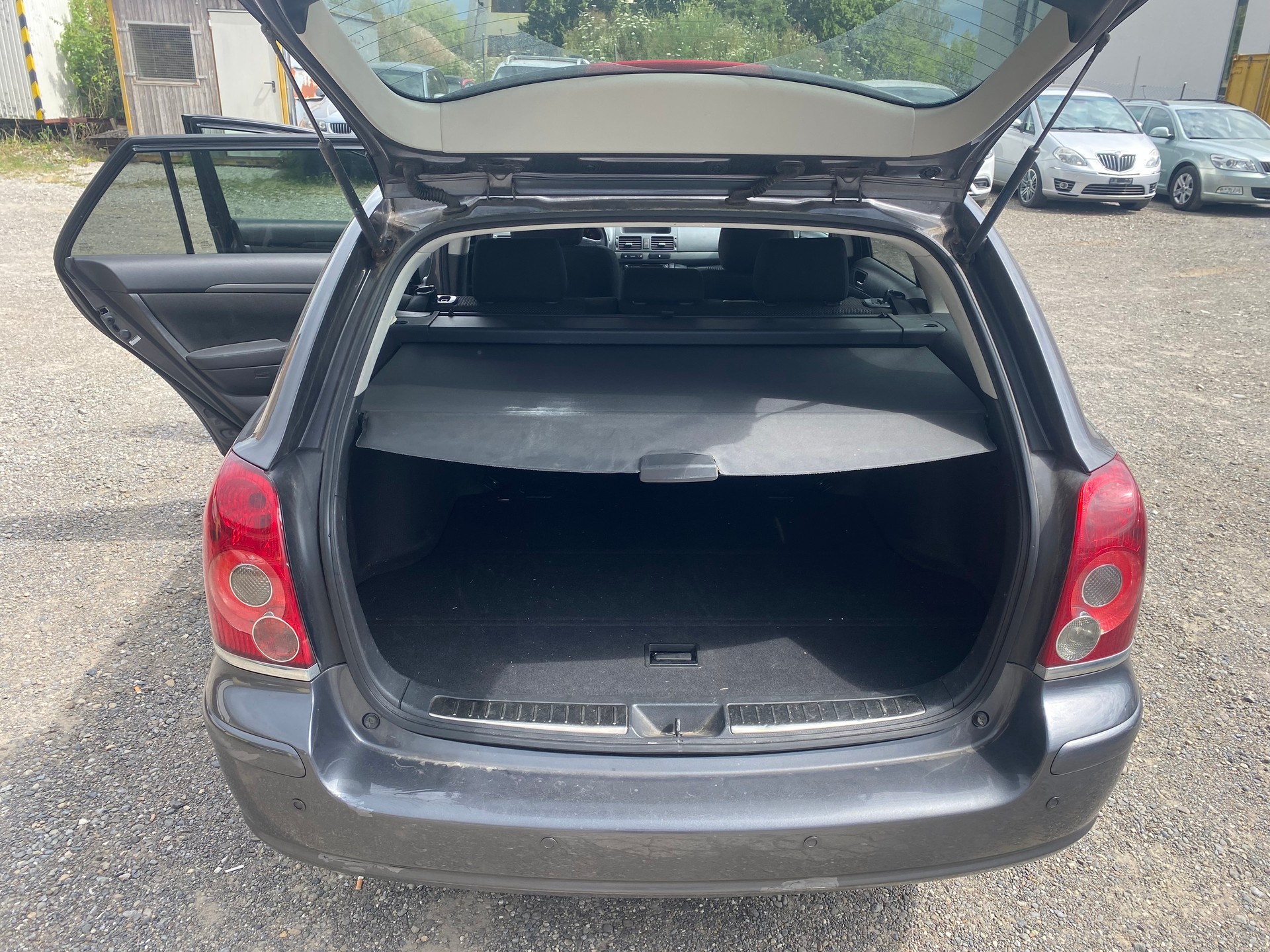 TOYOTA Avensis 2.0 D4 VVT-i Limited Sportswagon T-Step4-image-9